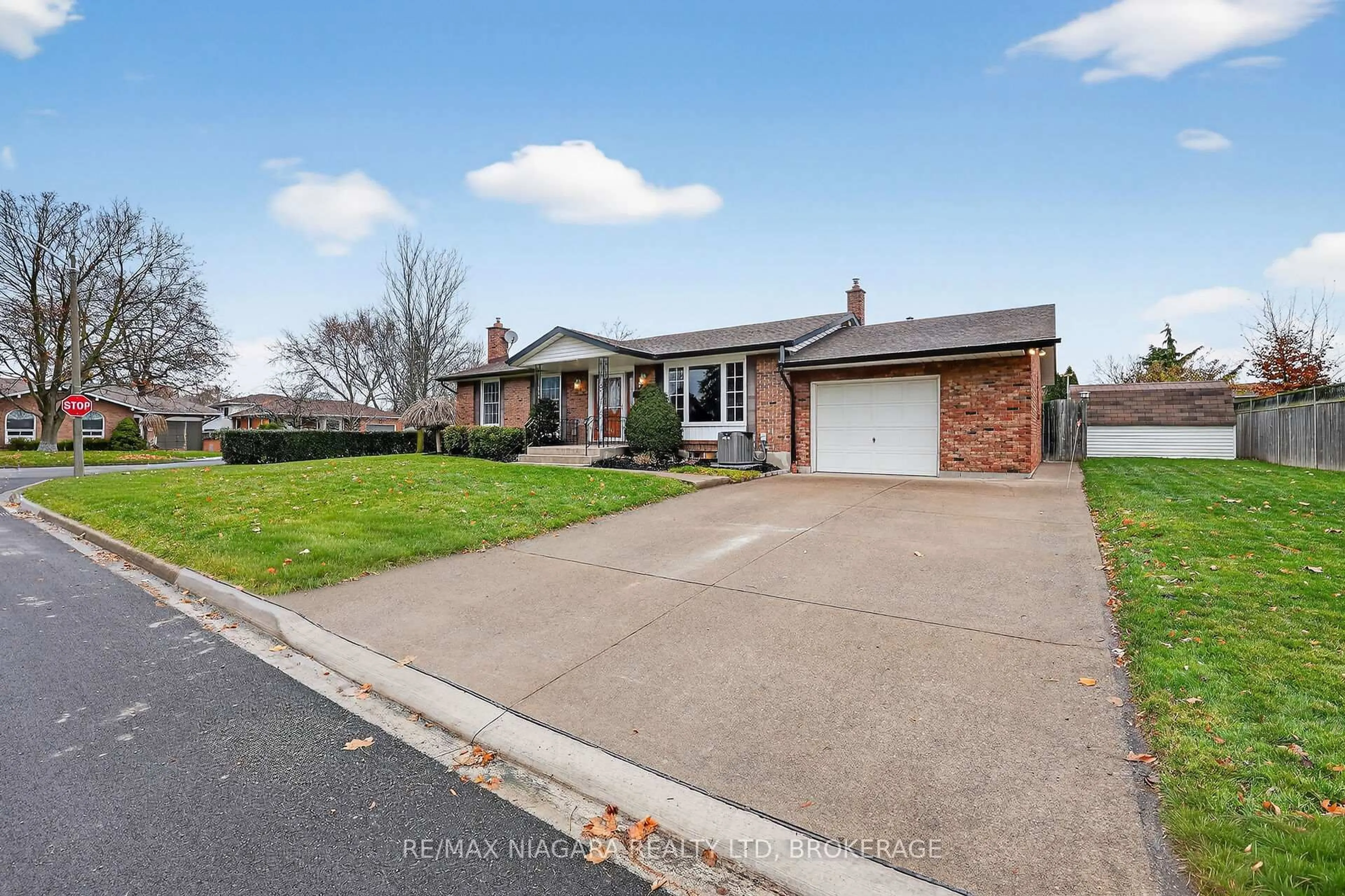 A pic from outside/outdoor area/front of a property/back of a property/a pic from drone, street for 3 Donalda Crt, St. Catharines Ontario L2M 7E7