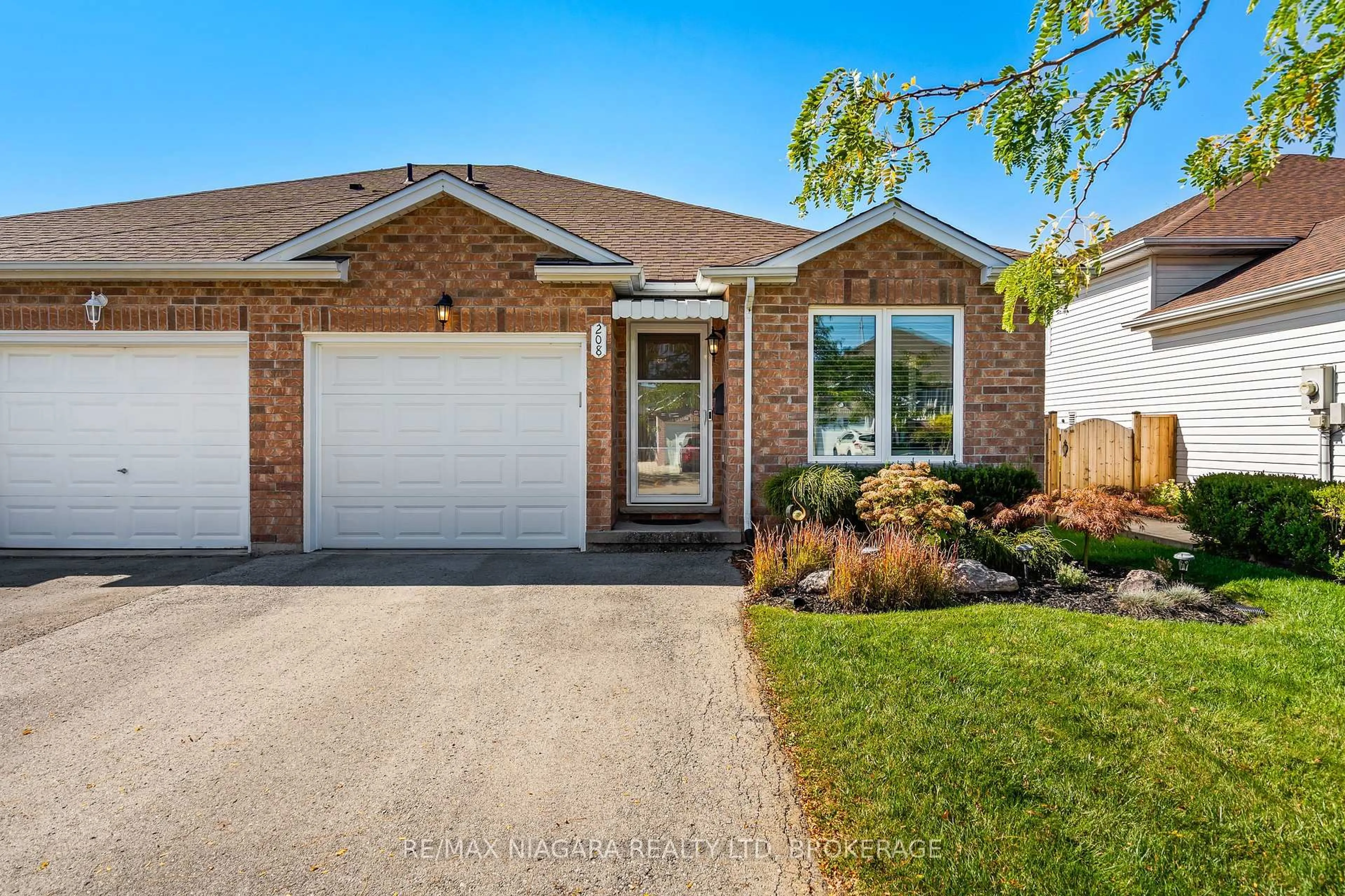 Home with brick exterior material, street for 208 Autumn Cres, Welland Ontario L3C 7K2