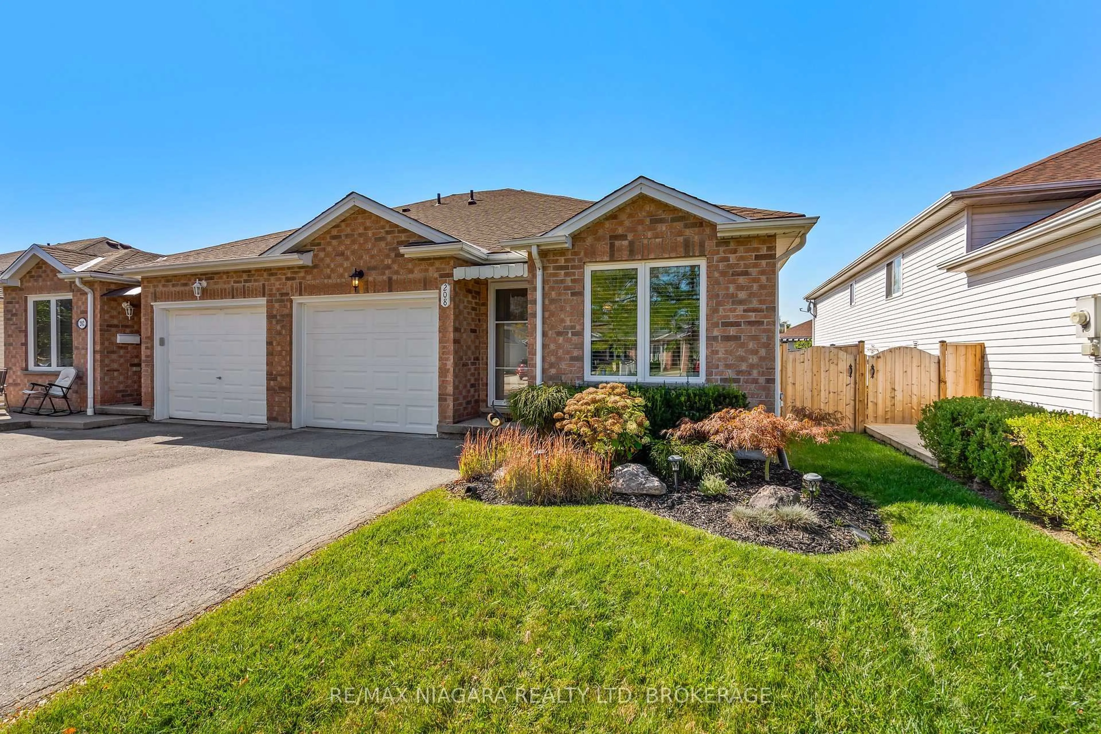 Home with brick exterior material, street for 208 Autumn Cres, Welland Ontario L3C 7K2