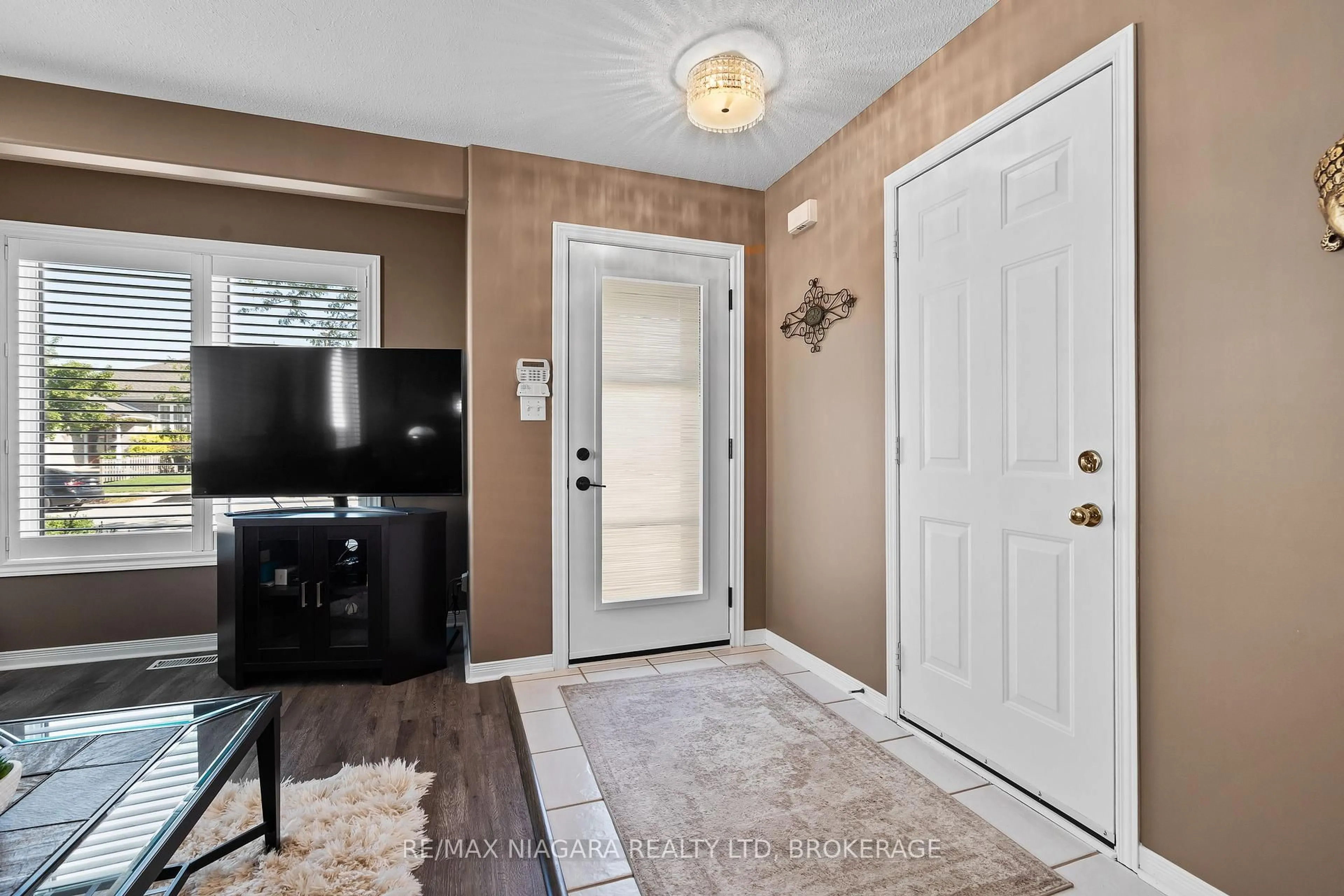 Indoor entryway for 208 Autumn Cres, Welland Ontario L3C 7K2