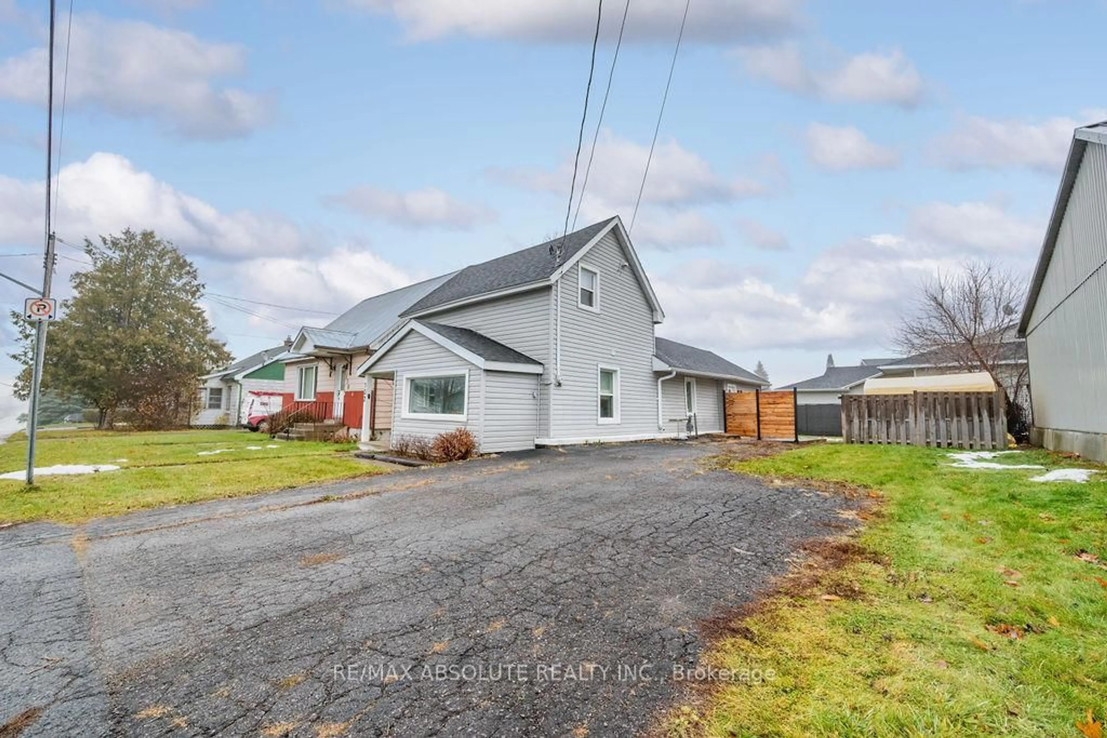 A pic from outside/outdoor area/front of a property/back of a property/a pic from drone, street for 132 Edward St, Arnprior Ontario K7S 2X4