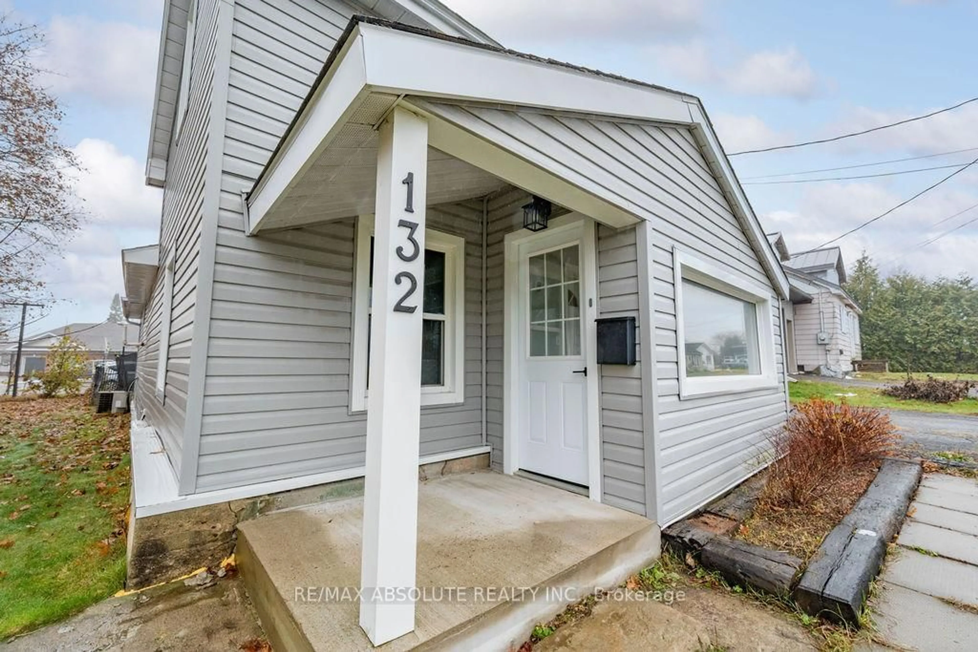 Home with vinyl exterior material, street for 132 Edward St, Arnprior Ontario K7S 2X4