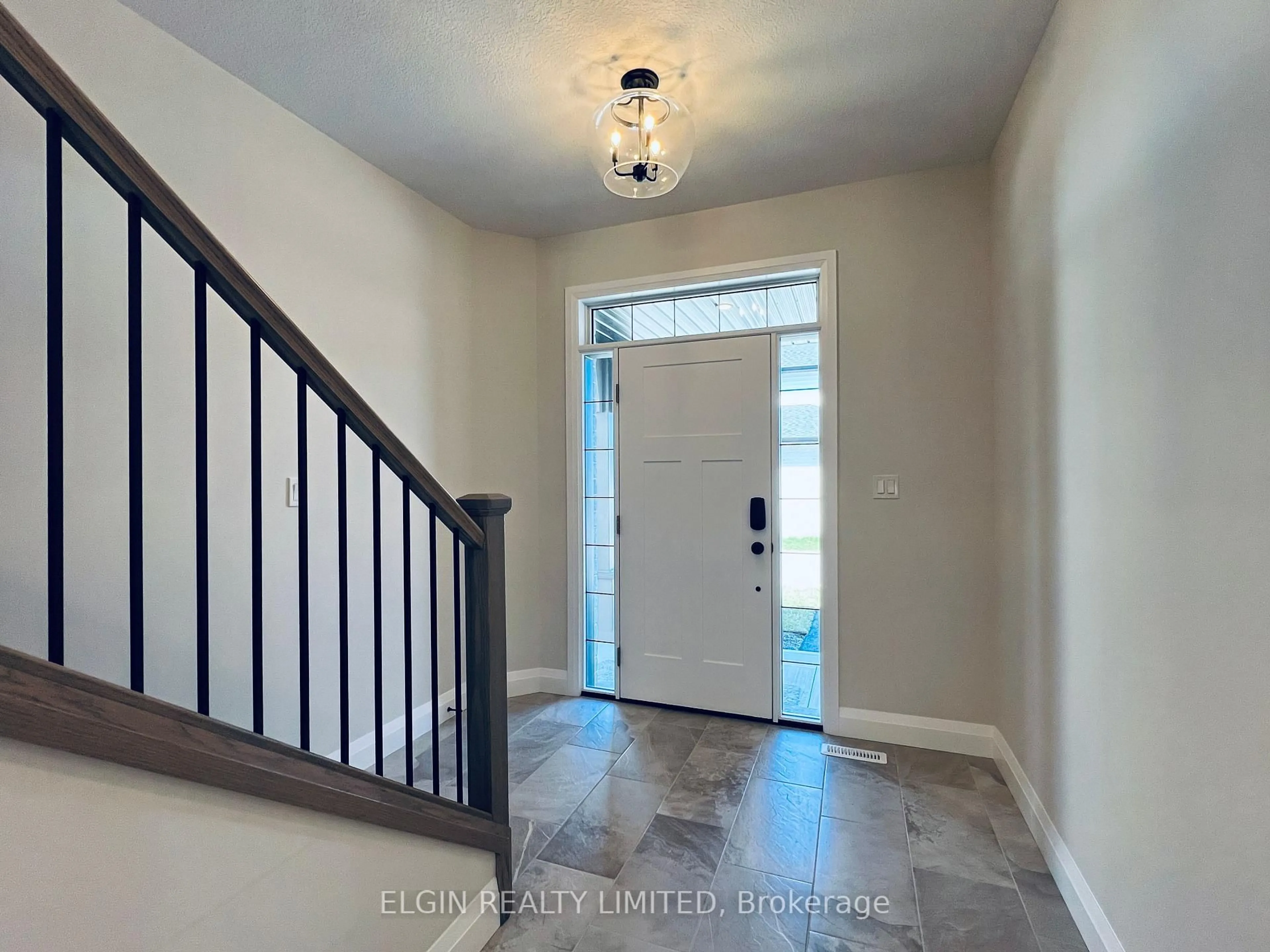 Indoor entryway for 25-49 Royal Dornoch Dr, St. Thomas Ontario N5R 0P4