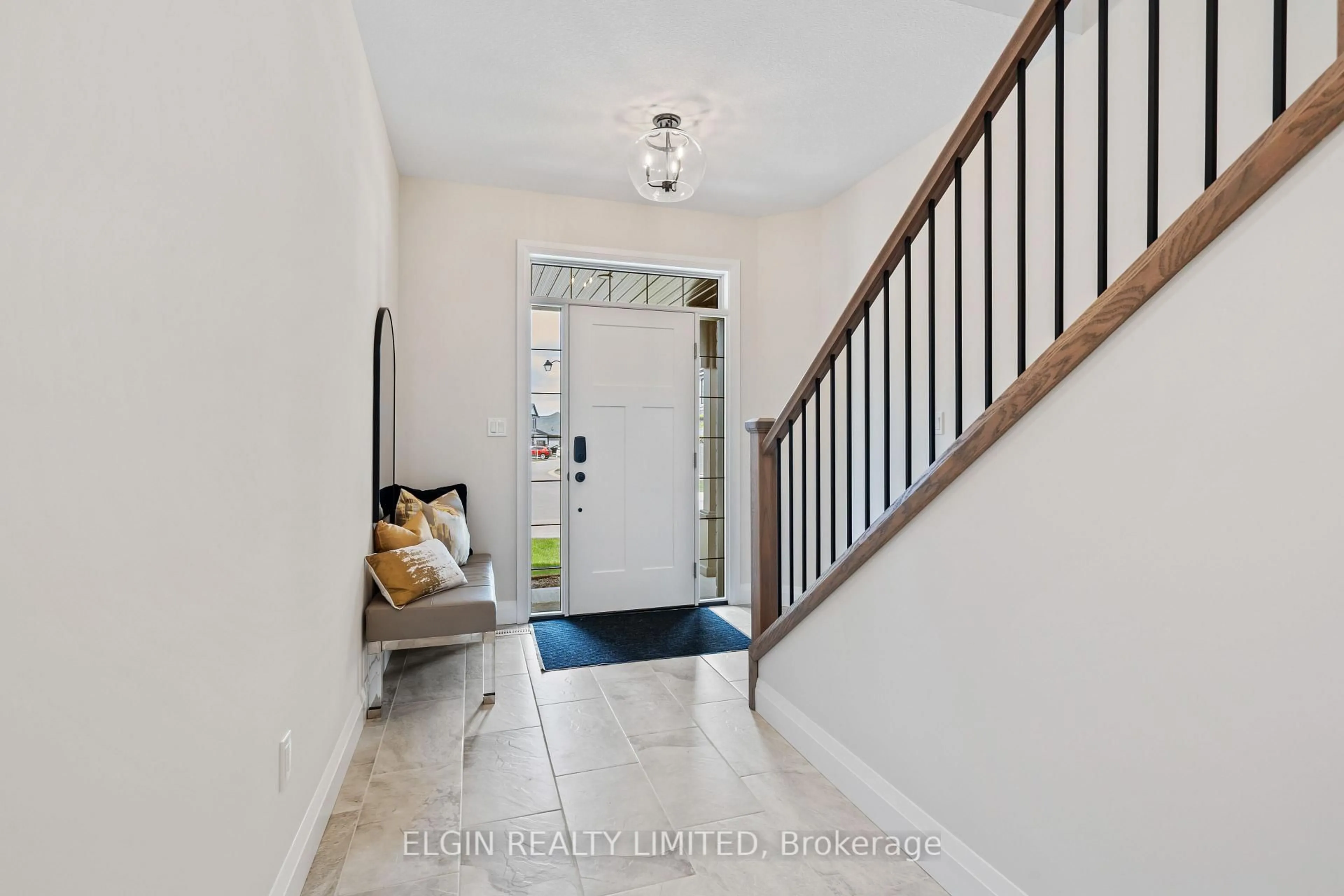 Indoor entryway for 27-49 Royal Dornoch Dr, St. Thomas Ontario N5R 0P4