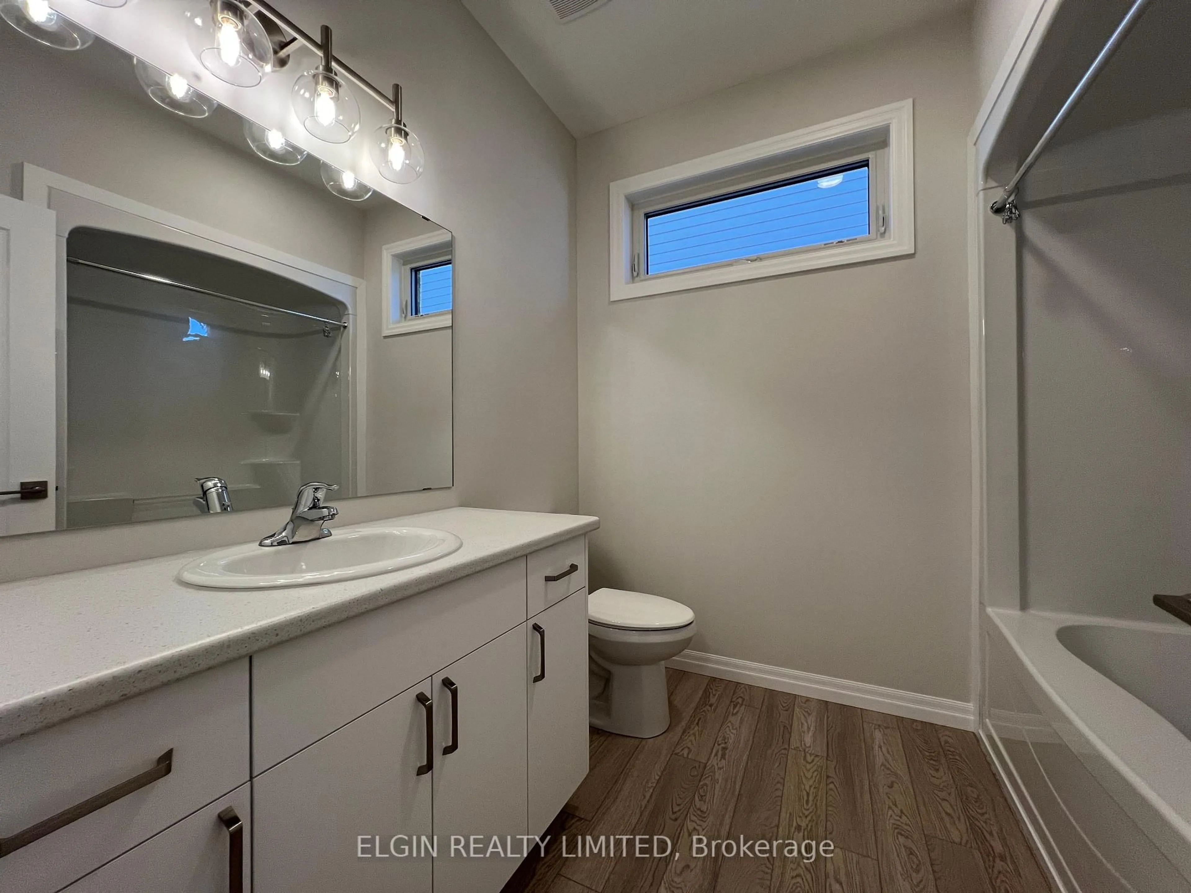Standard bathroom, unknown for 8 Hemlock Cres, Aylmer Ontario N5H 0B9