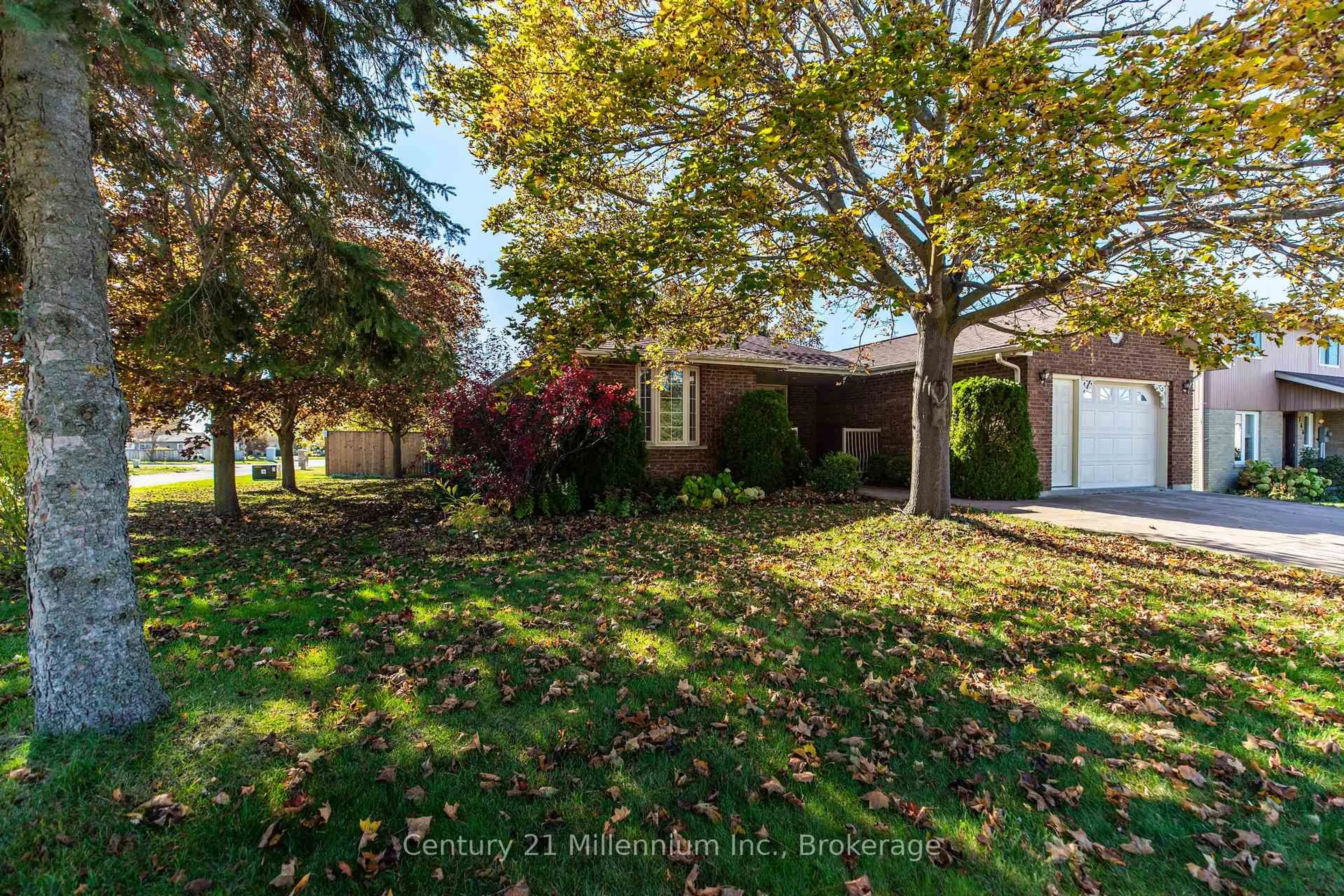 A pic from outside/outdoor area/front of a property/back of a property/a pic from drone, street for 750 Baird St, Kincardine Ontario N2Z 1M3