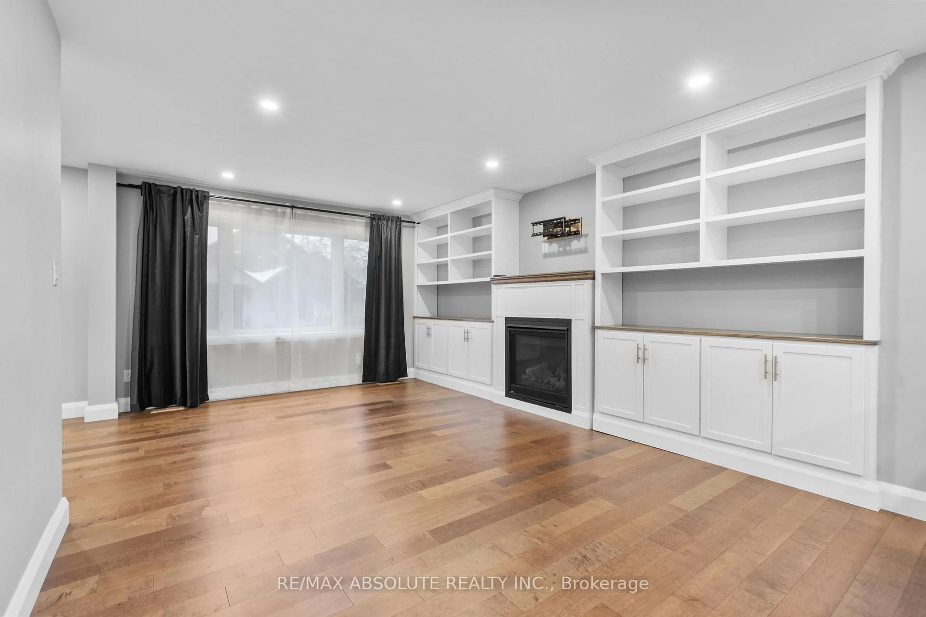 Unknown for 15 Manchester St, Stittsville Ontario K2S 0R8