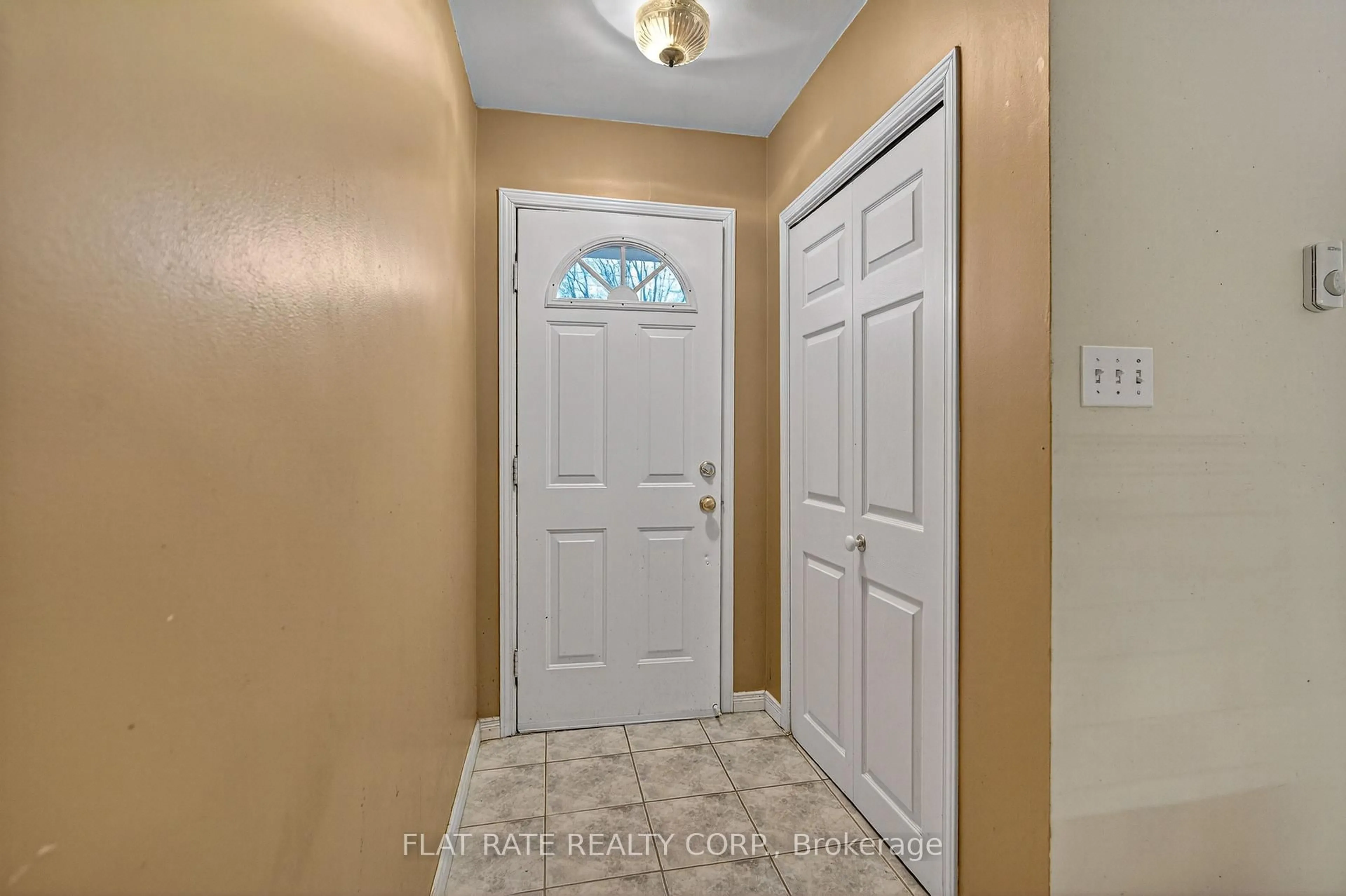 Indoor entryway for 734 CHAMBERLAIN St, Peterborough Ontario K9J 4M3