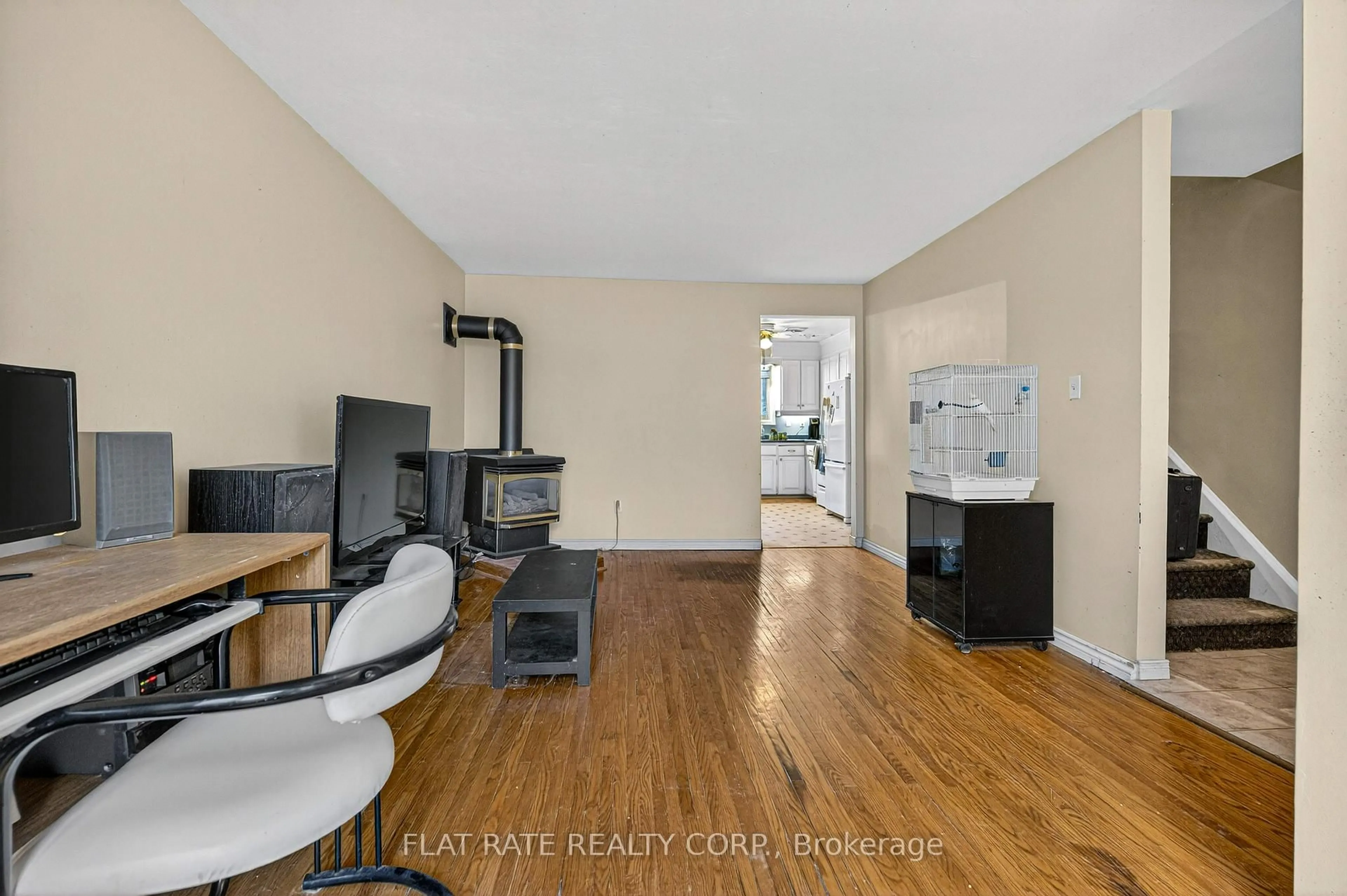 A pic of a room for 734 CHAMBERLAIN St, Peterborough Ontario K9J 4M3