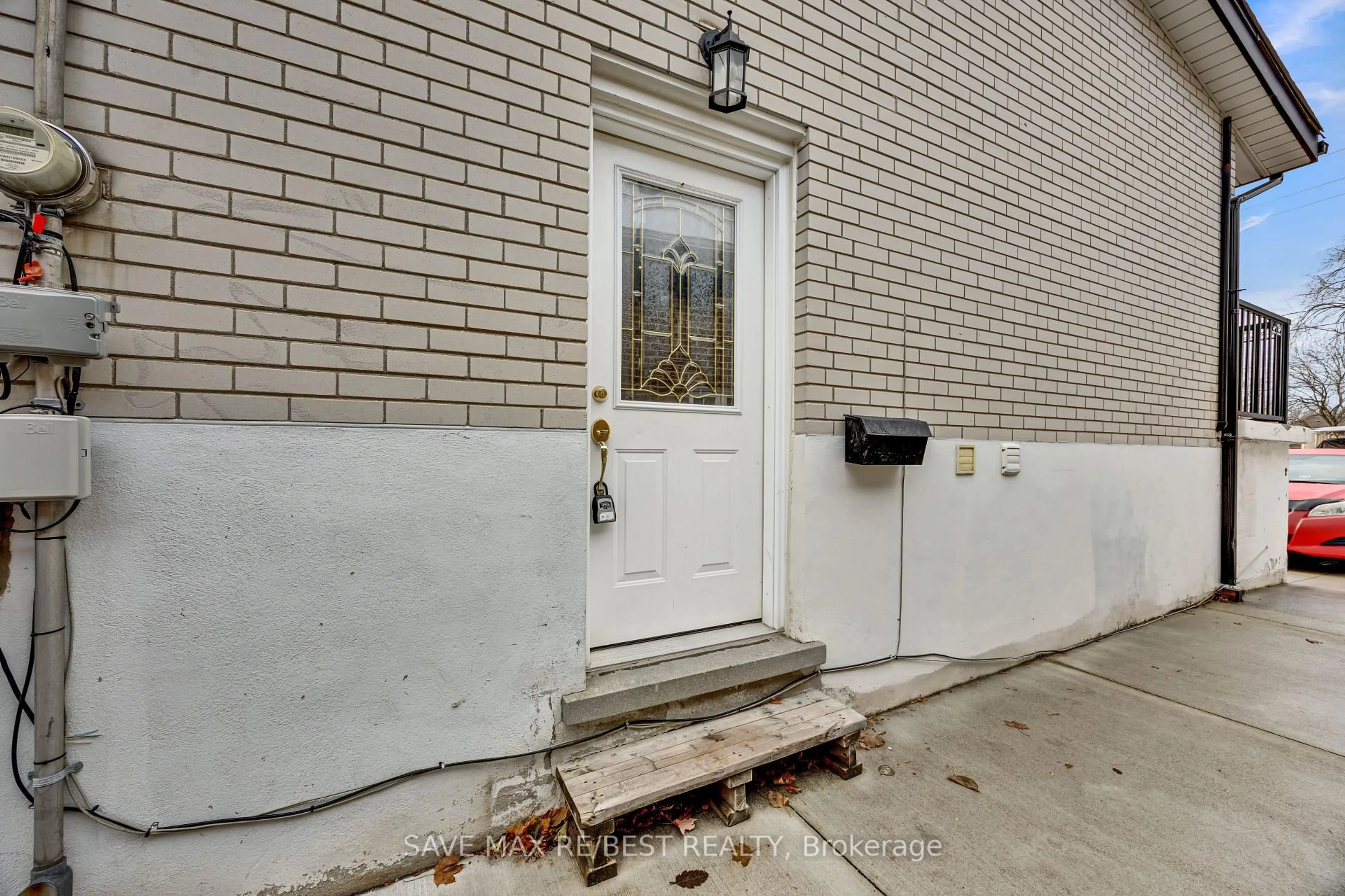 Indoor entryway for 191 Franklin St, Kitchener Ontario N2A 1Y4