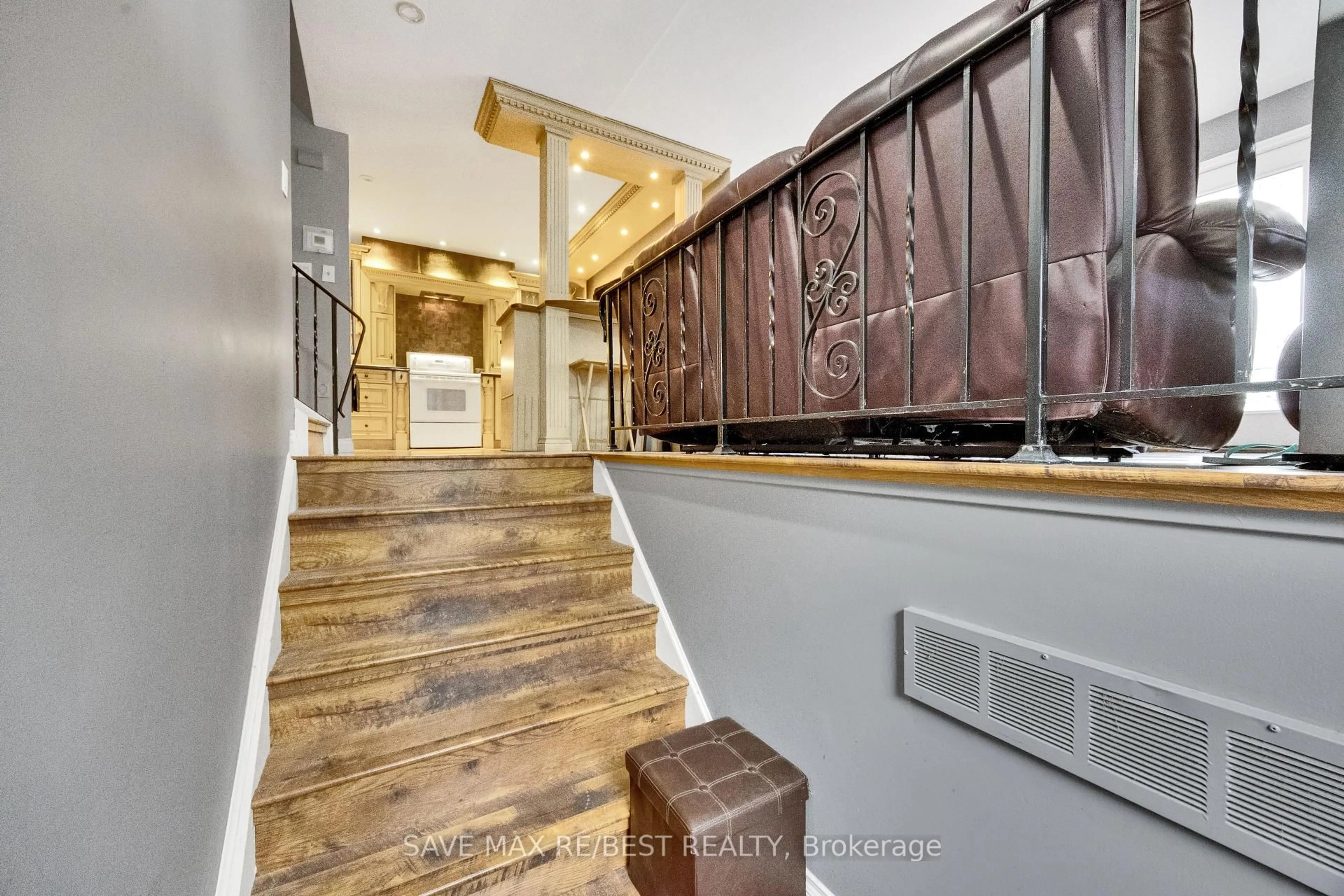 Indoor entryway for 191 Franklin St, Kitchener Ontario N2A 1Y4