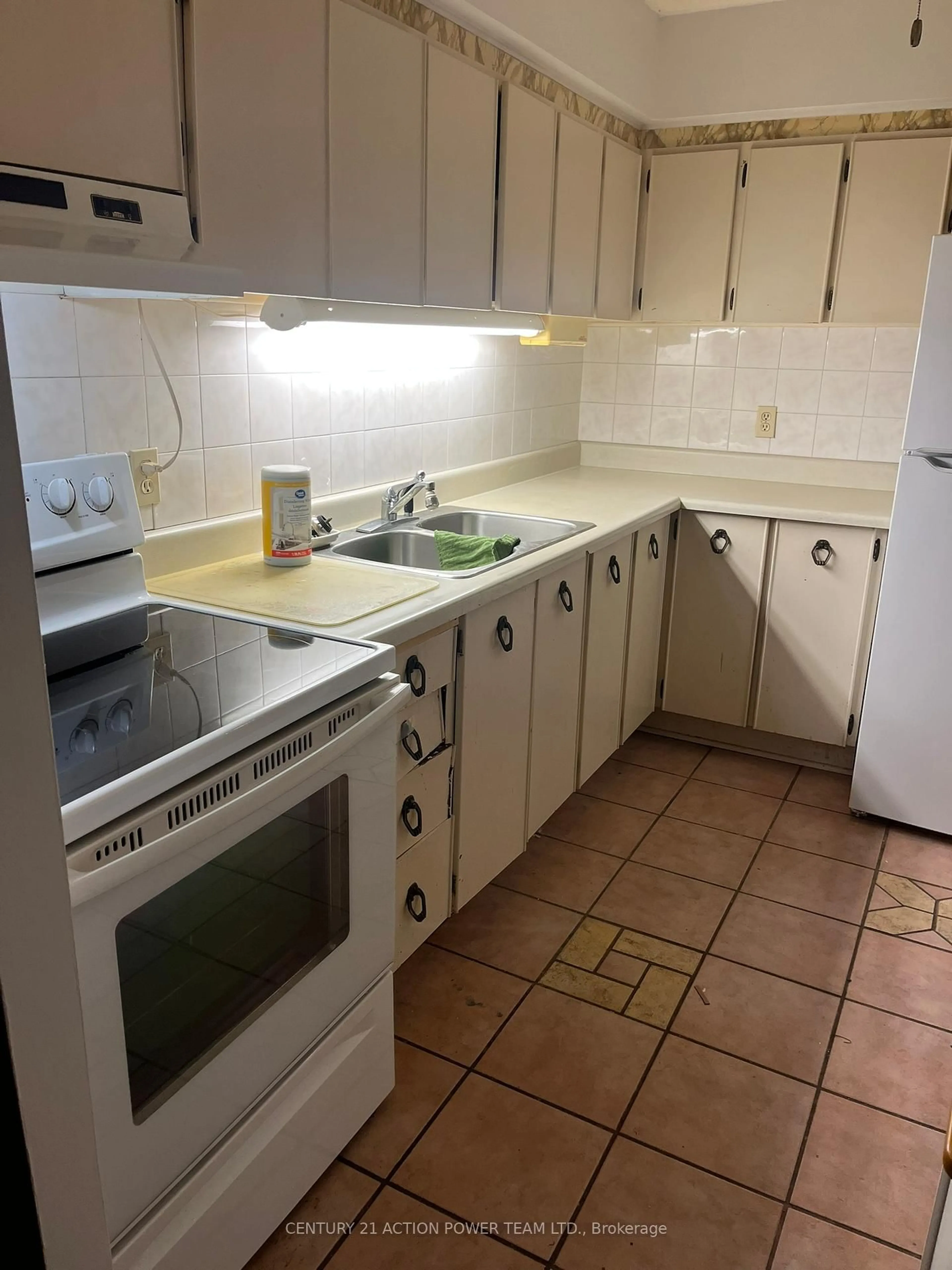 Standard kitchen, unknown for 158B McArthur Ave #204, Ottawa Ontario K1L 8C9