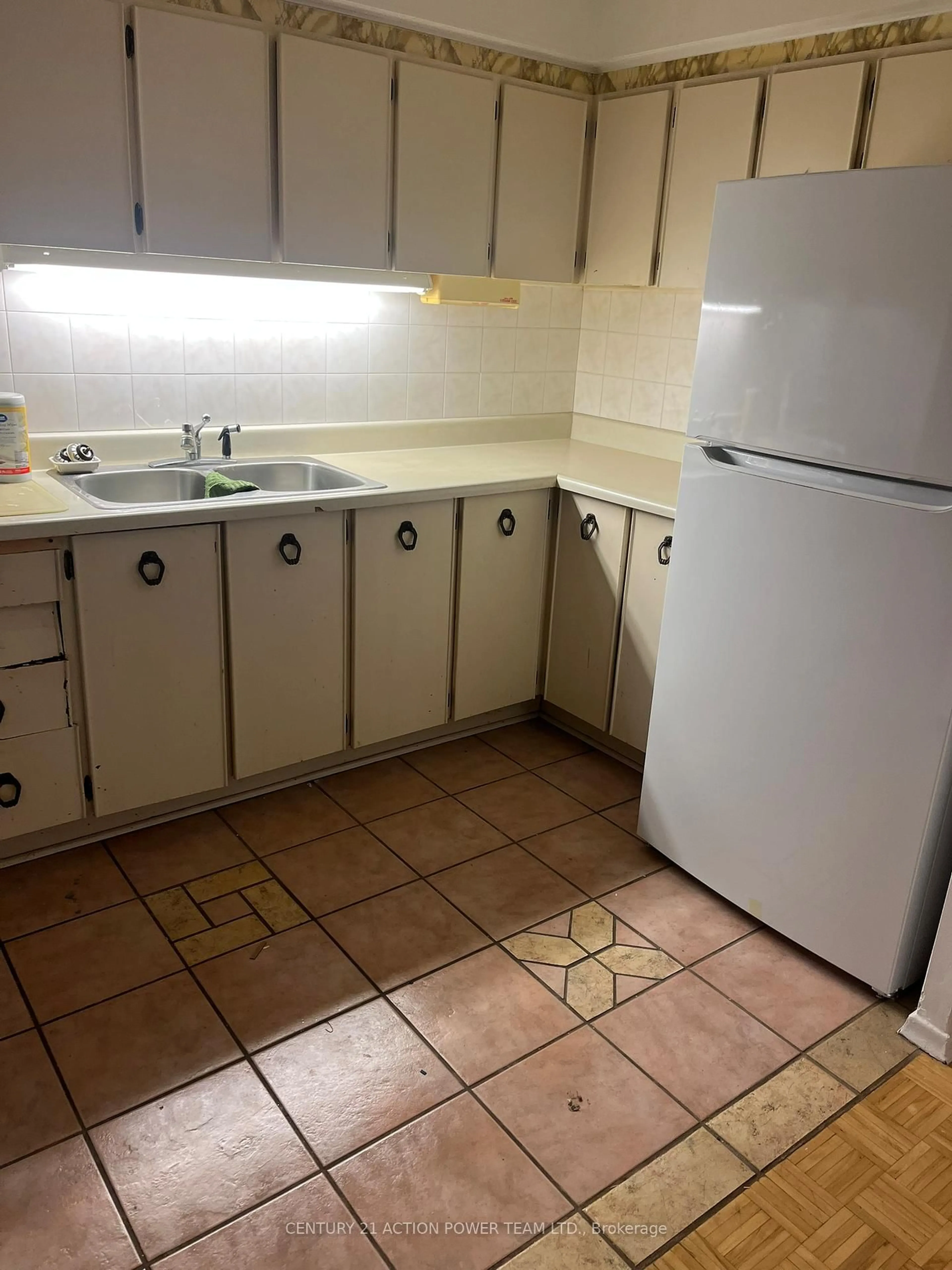 Standard kitchen, unknown for 158B McArthur Ave #204, Ottawa Ontario K1L 8C9