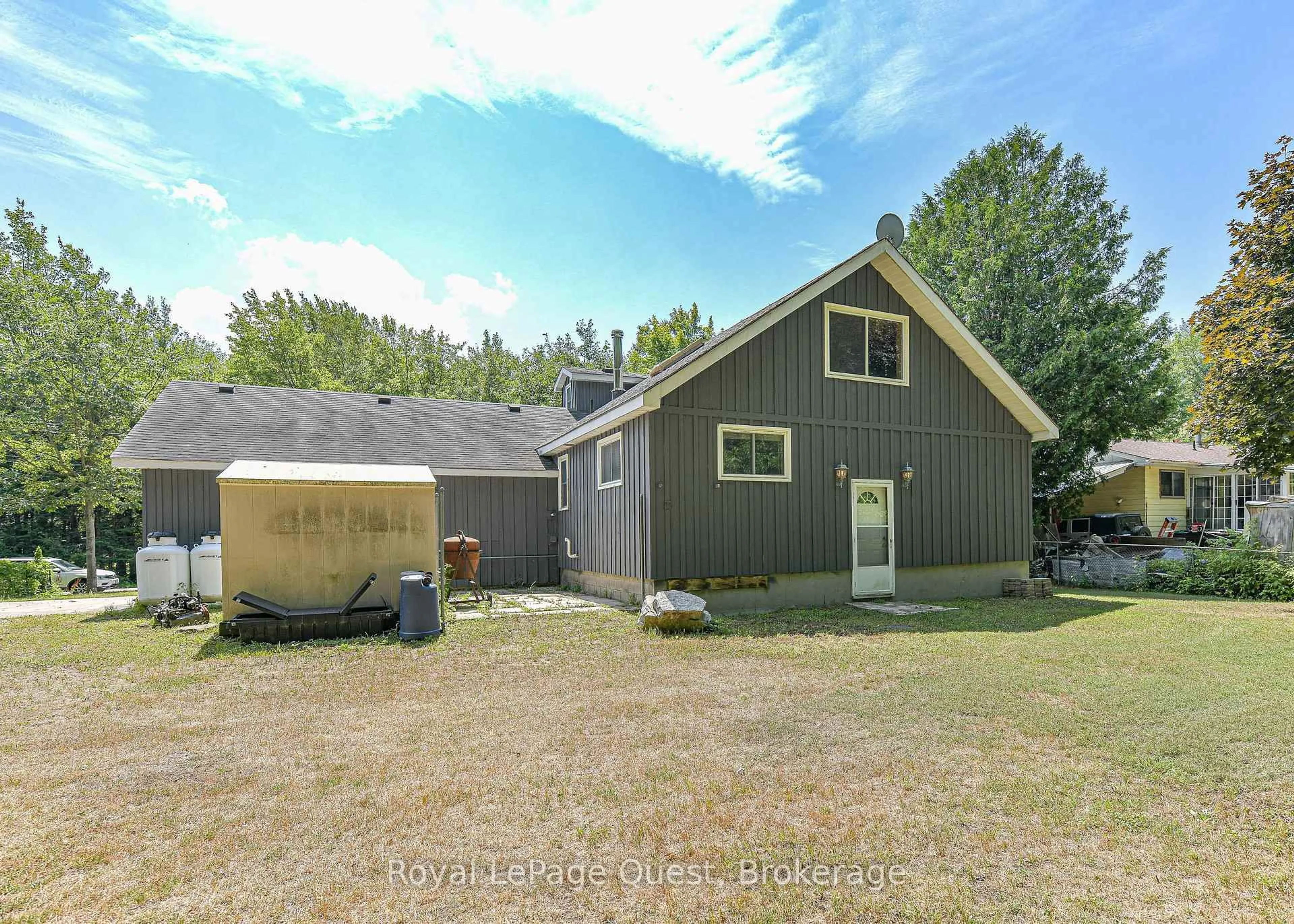 A pic from outside/outdoor area/front of a property/back of a property/a pic from drone, unknown for 1046 Southwood Rd, Gravenhurst Ontario P0E 1N0