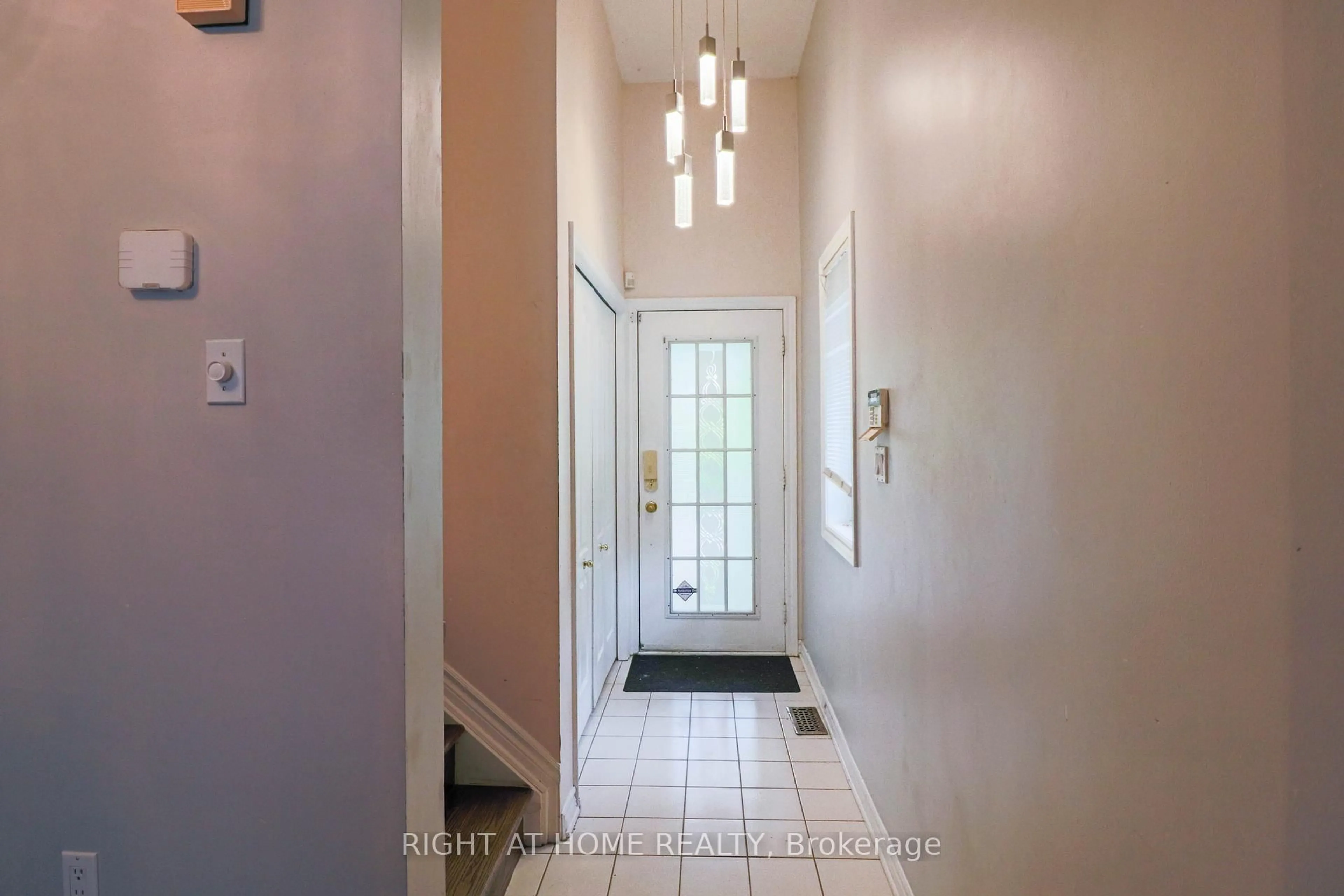 Indoor entryway for 1901 Hampstead Pl, Ottawa Ontario K1V 1B3