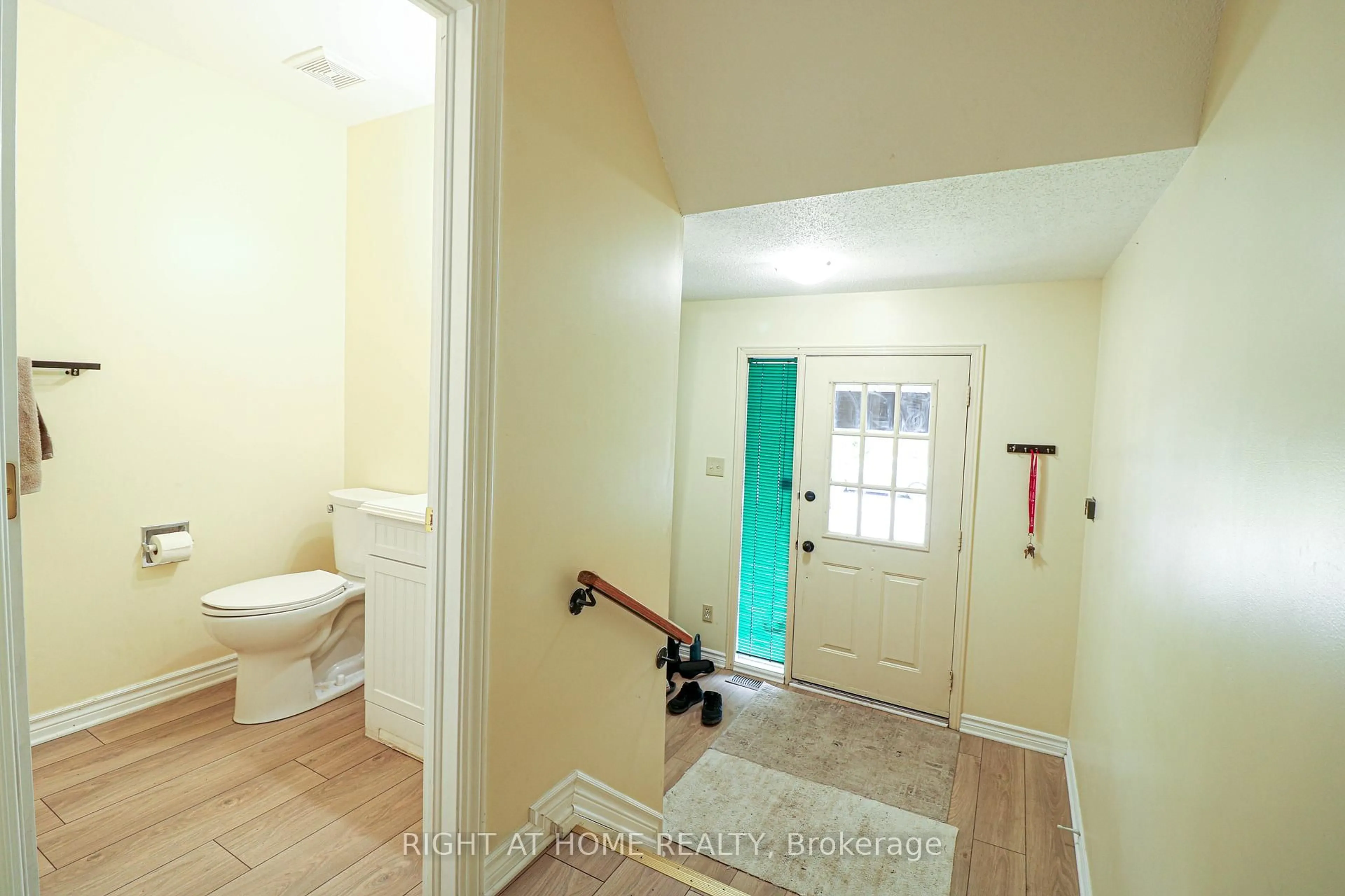 Indoor entryway for 50 Fireside Cres, Ottawa Ontario K1T 1Z4