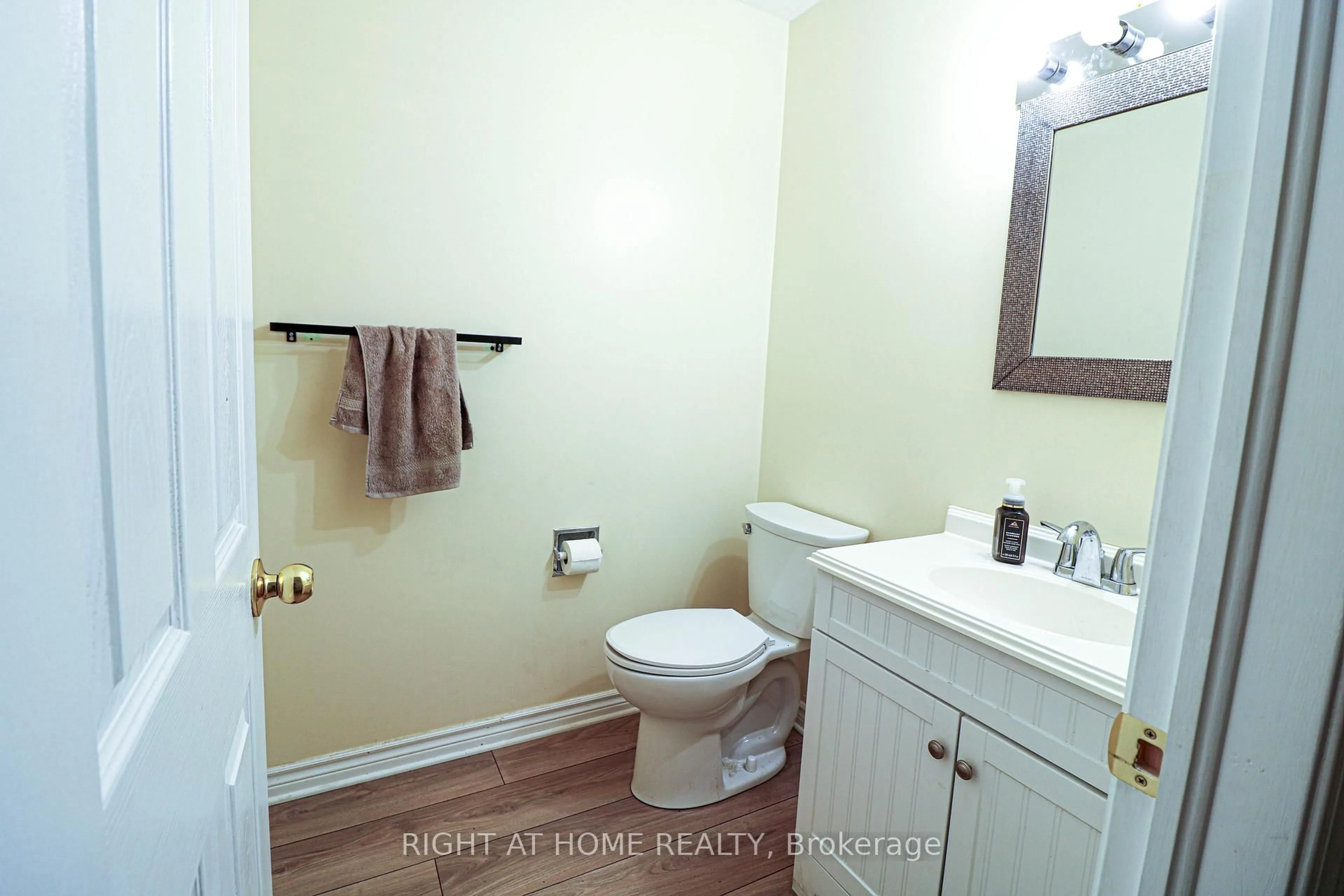Standard bathroom, ceramic/tile floor for 50 Fireside Cres, Ottawa Ontario K1T 1Z4