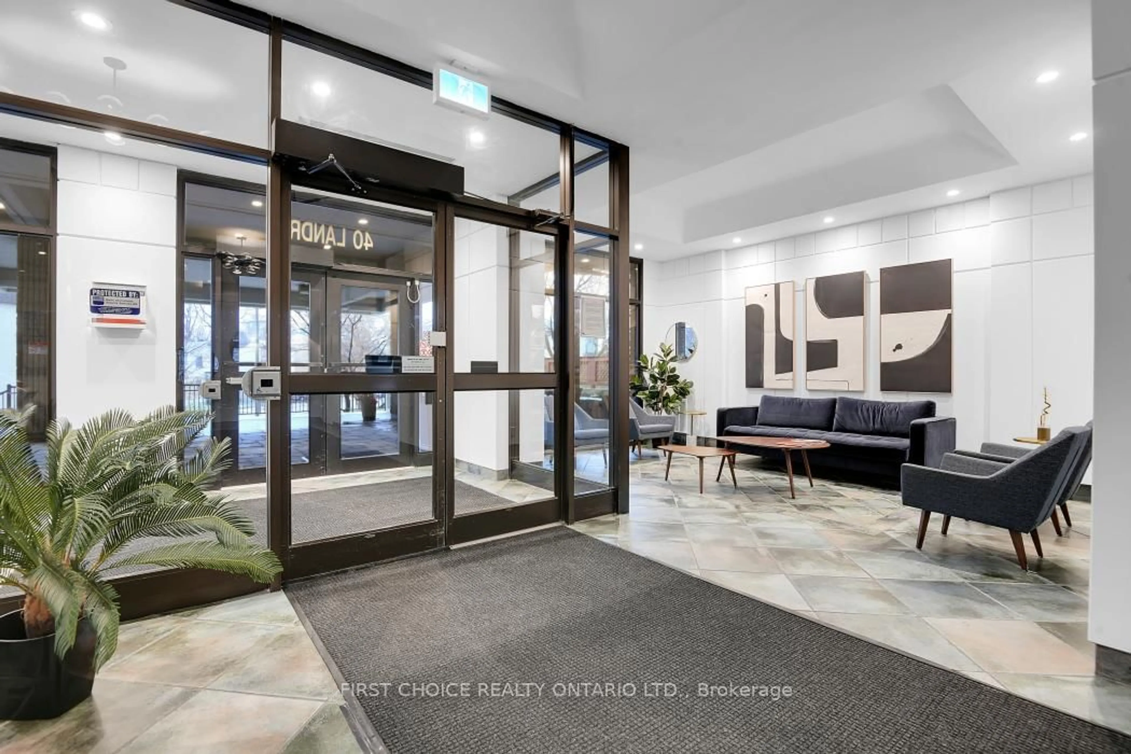 Indoor foyer for 40 Landry St #714, Ottawa Ontario K1L 8K4