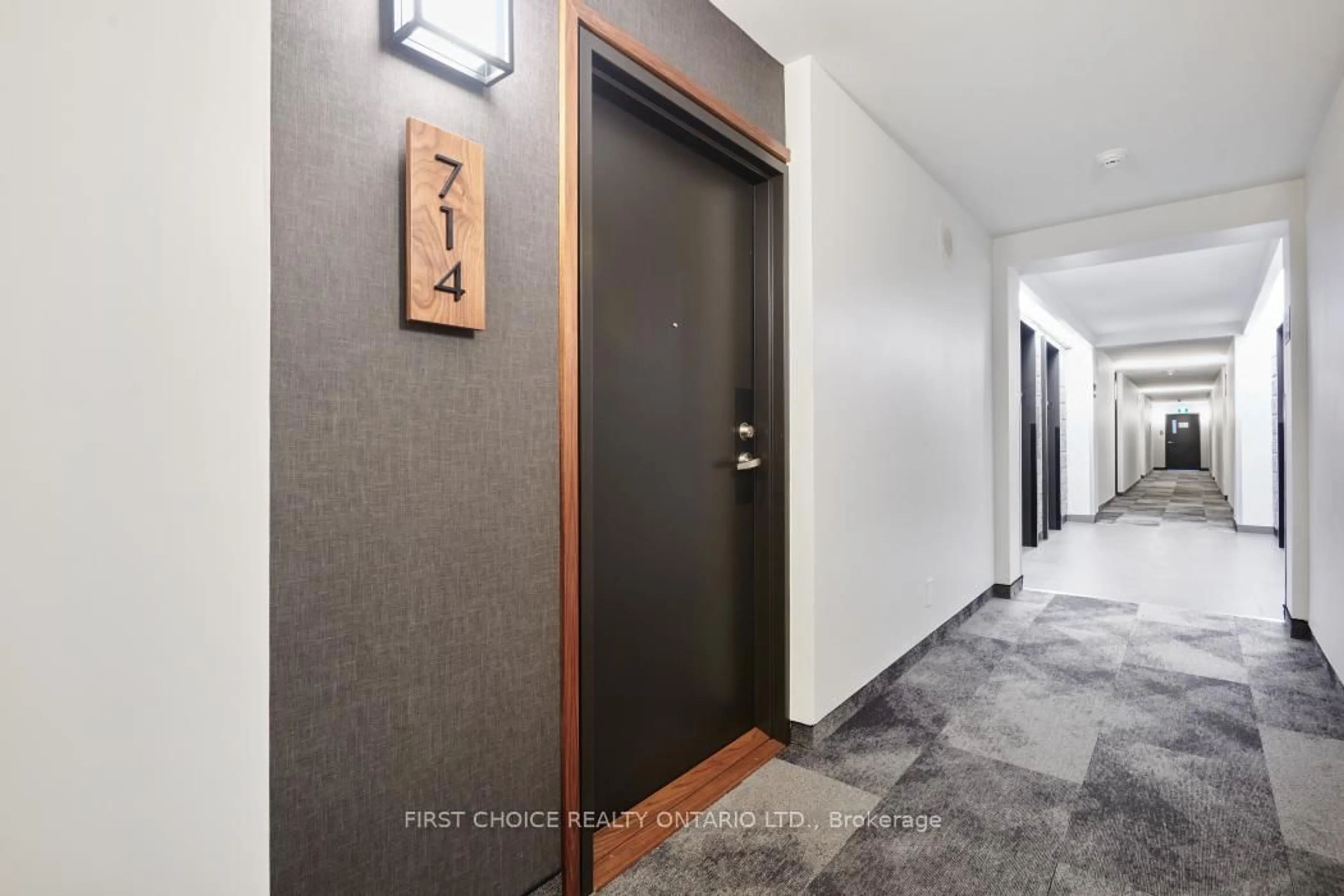 Indoor foyer for 40 Landry St #714, Ottawa Ontario K1L 8K4