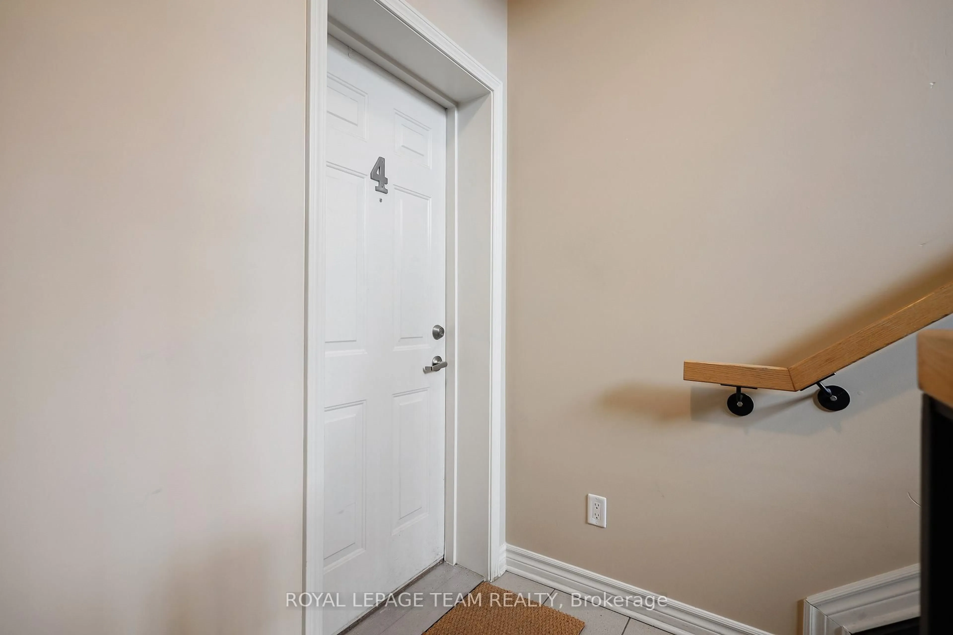 Indoor entryway for 385 Paseo Private #4, Ottawa Ontario K2G 4N7