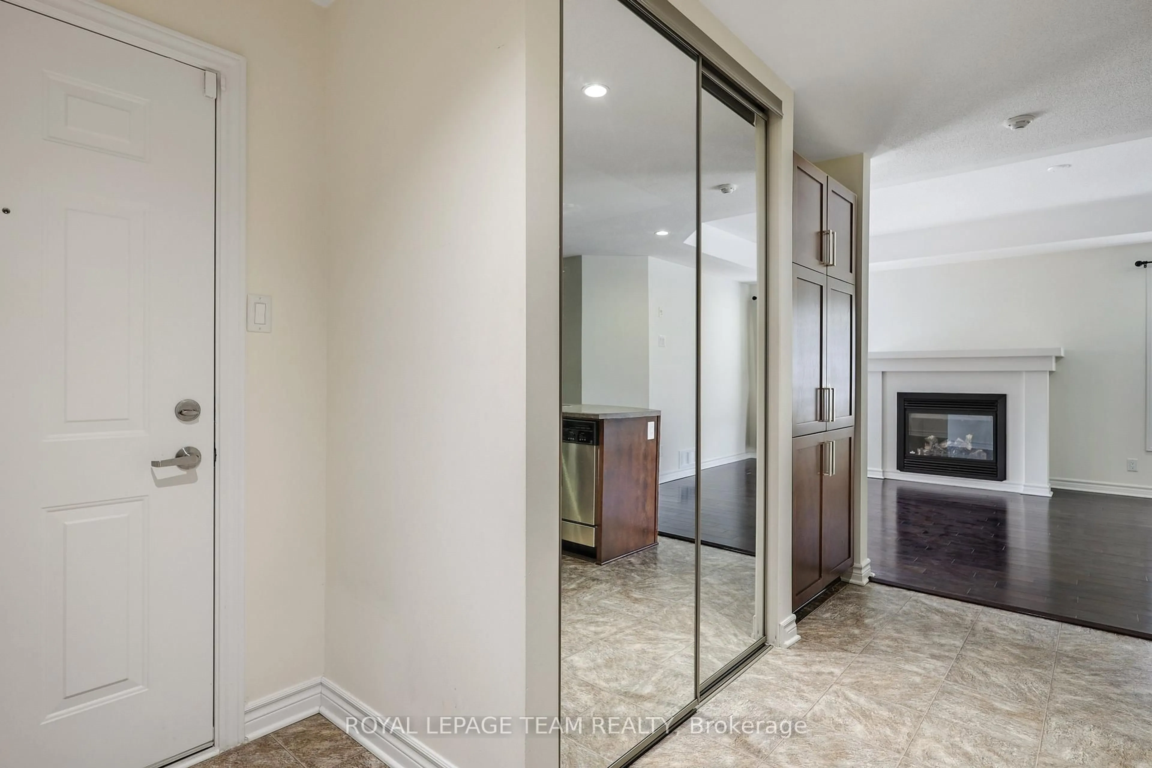 Indoor entryway for 385 Paseo Private #4, Ottawa Ontario K2G 4N7