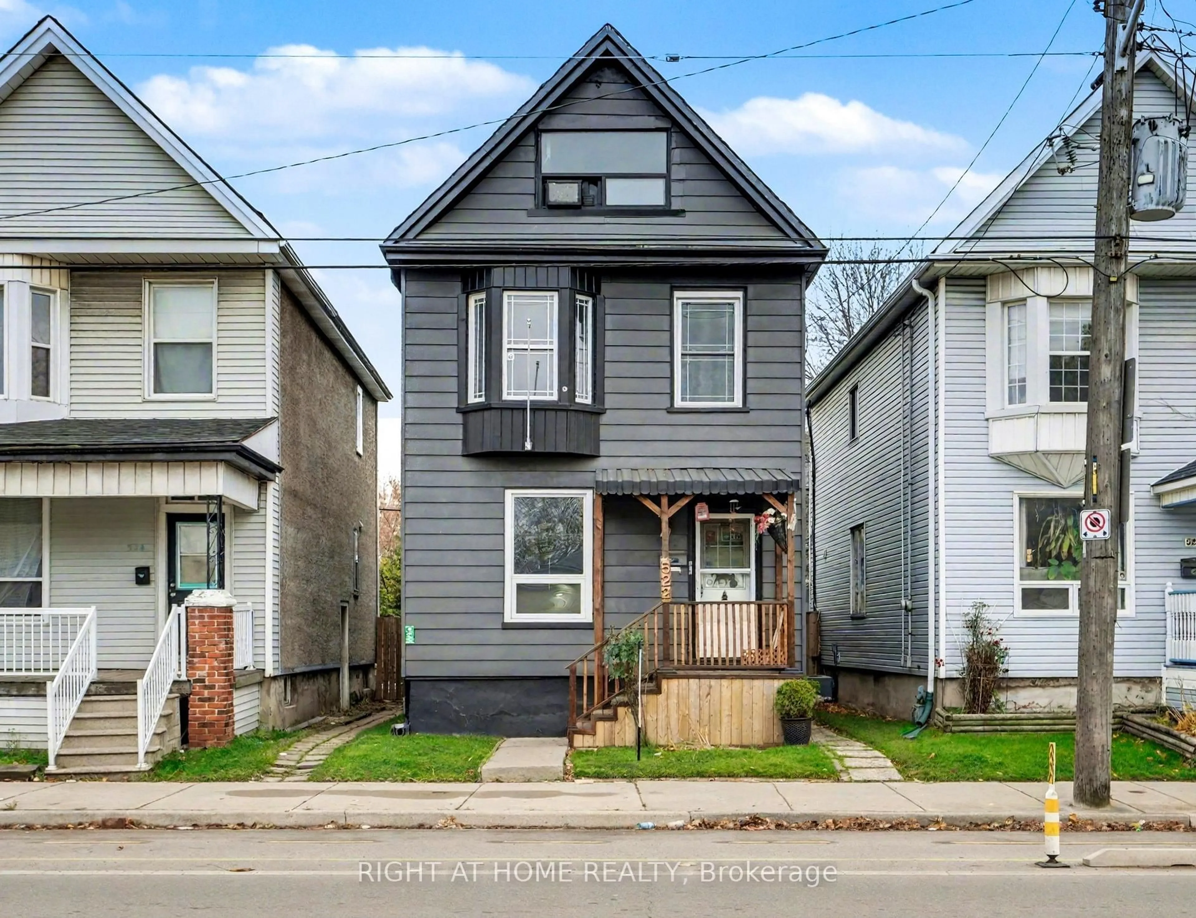 Home with vinyl exterior material, street for 522 Cannon St, Hamilton Ontario L8L 2E8