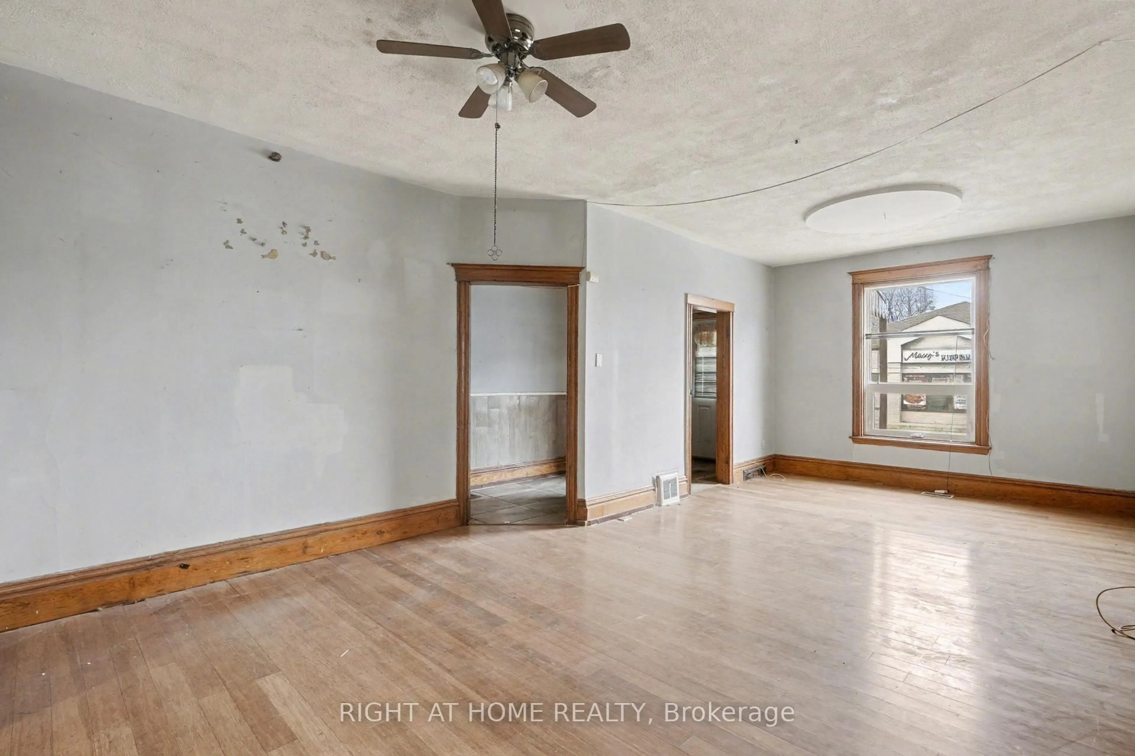 A pic of a room for 522 Cannon St, Hamilton Ontario L8L 2E8