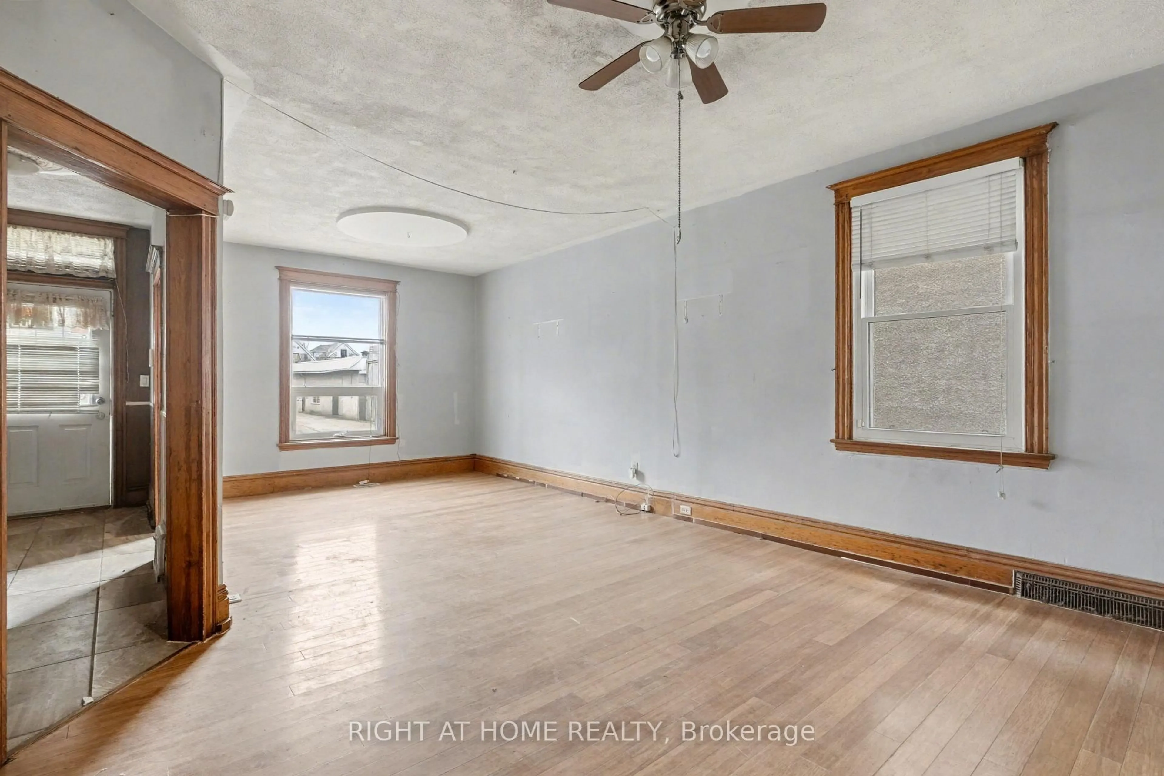 A pic of a room for 522 Cannon St, Hamilton Ontario L8L 2E8