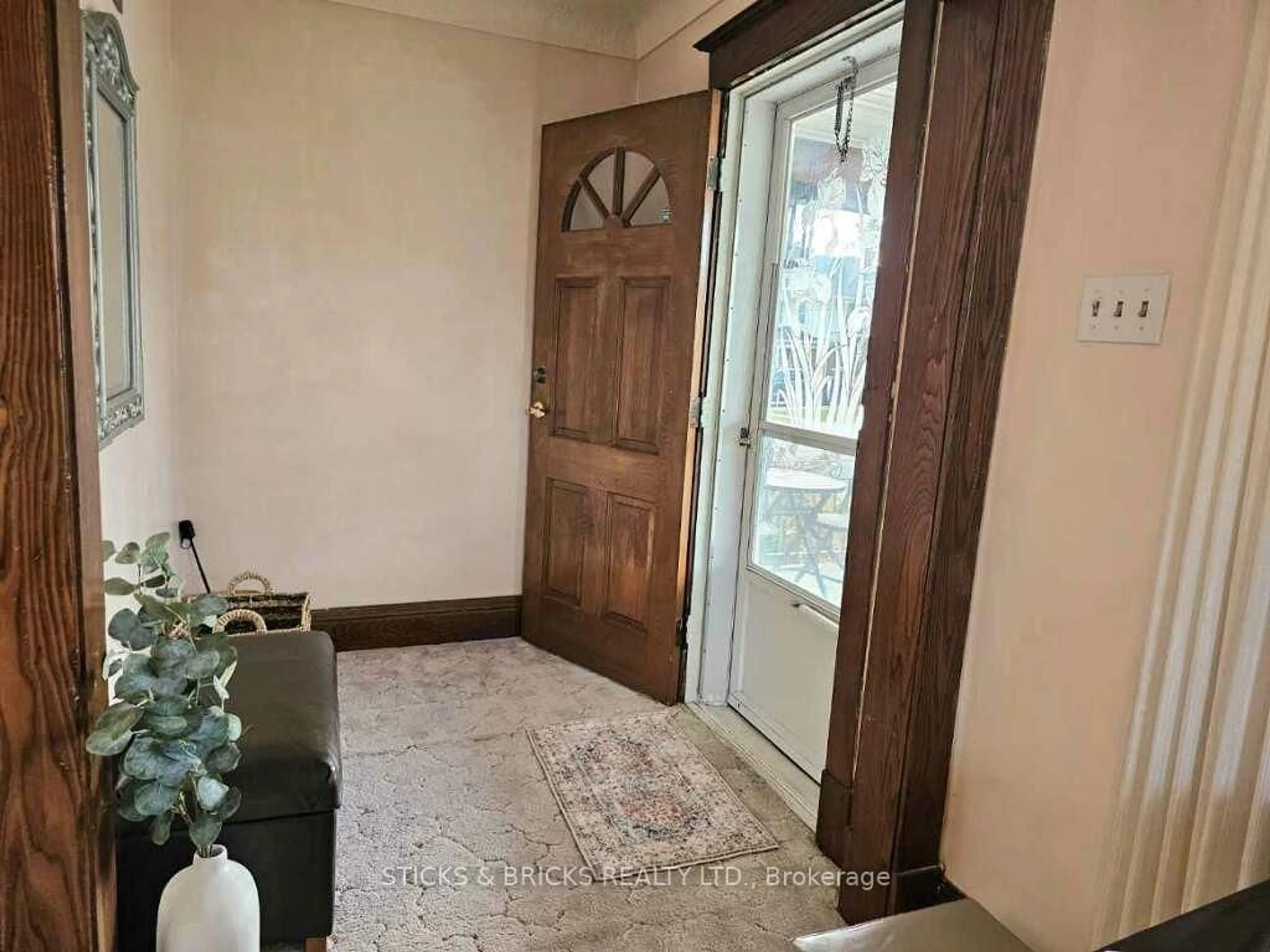 Indoor entryway for 5260 Stuart Ave, Niagara Falls Ontario L2E 4M8