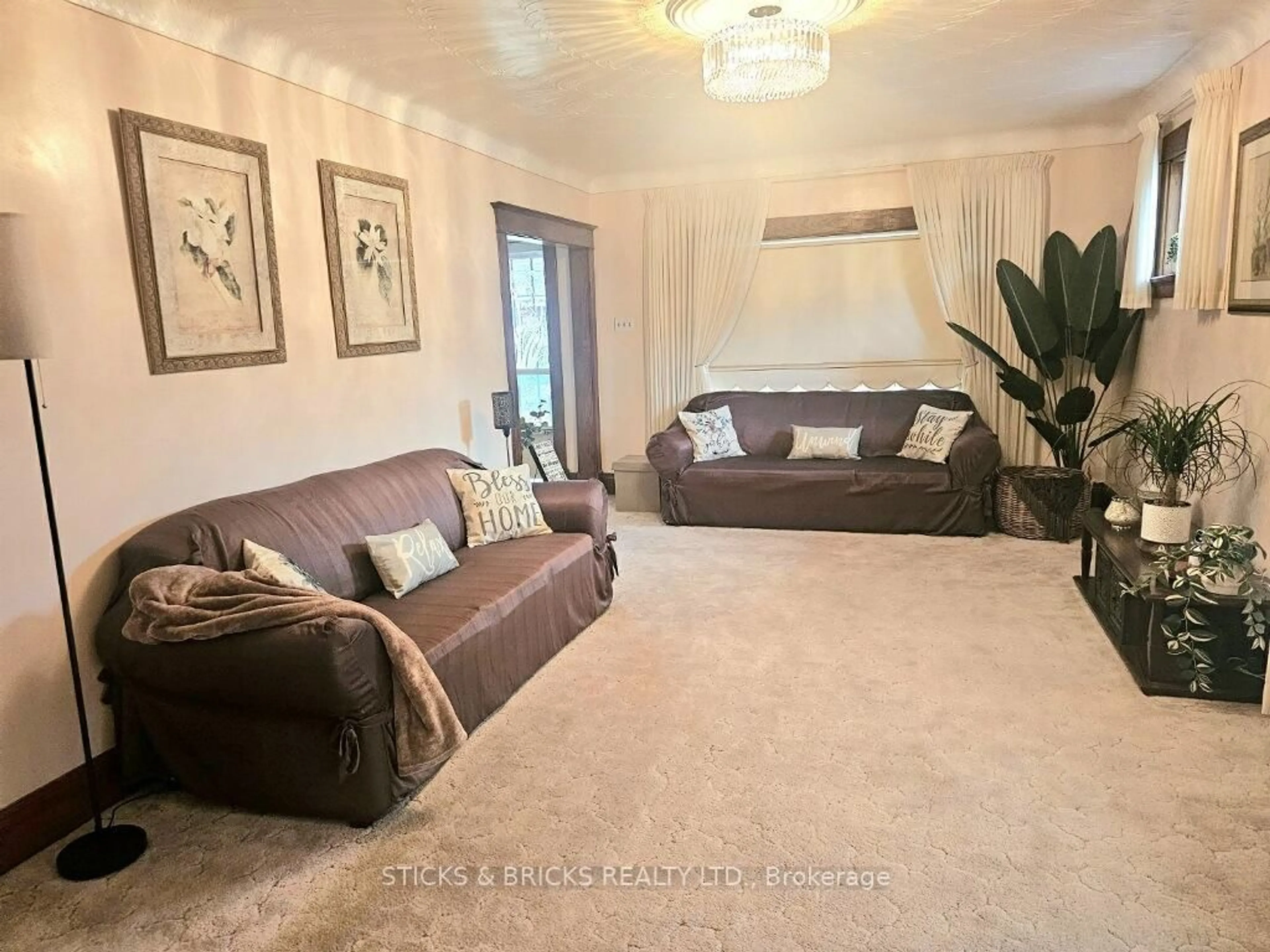 Living room with furniture, carpet floor for 5260 Stuart Ave, Niagara Falls Ontario L2E 4M8