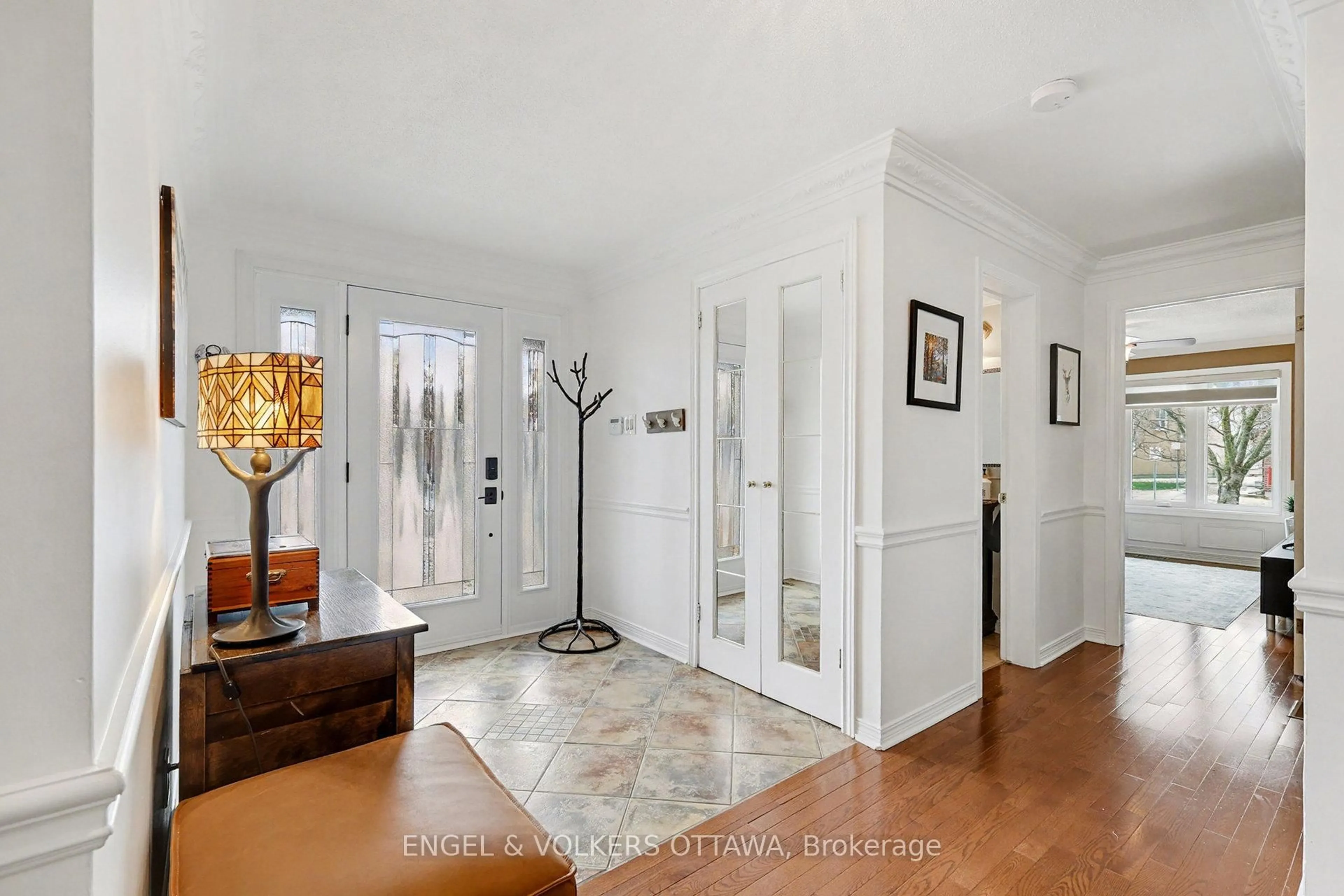 Indoor entryway for 55 Dalecroft Cres, Ottawa Ontario K2G 5V7