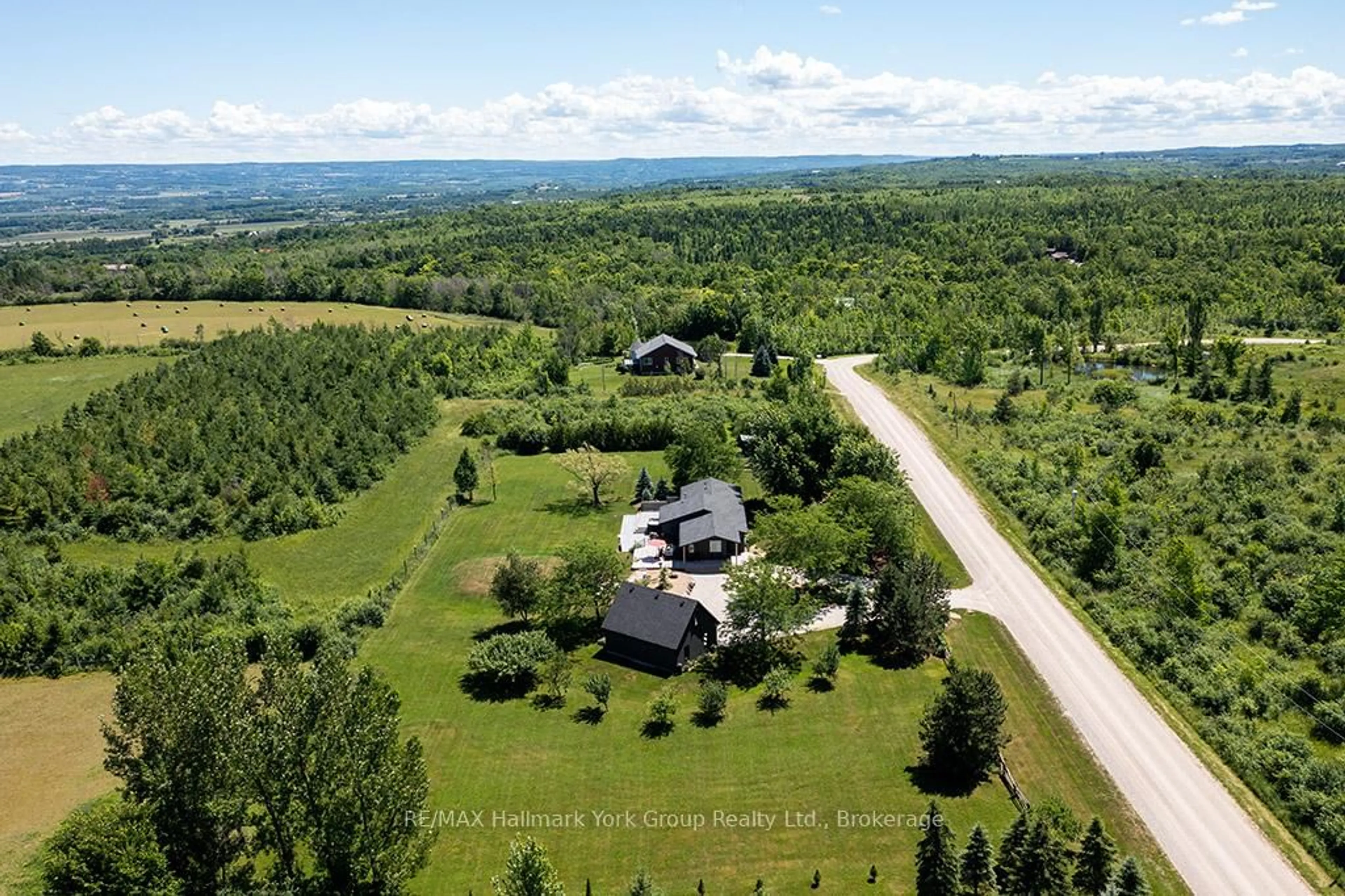 A pic from outside/outdoor area/front of a property/back of a property/a pic from drone, unknown for 125 Mountain Rd, Meaford Ontario N4L 1W6