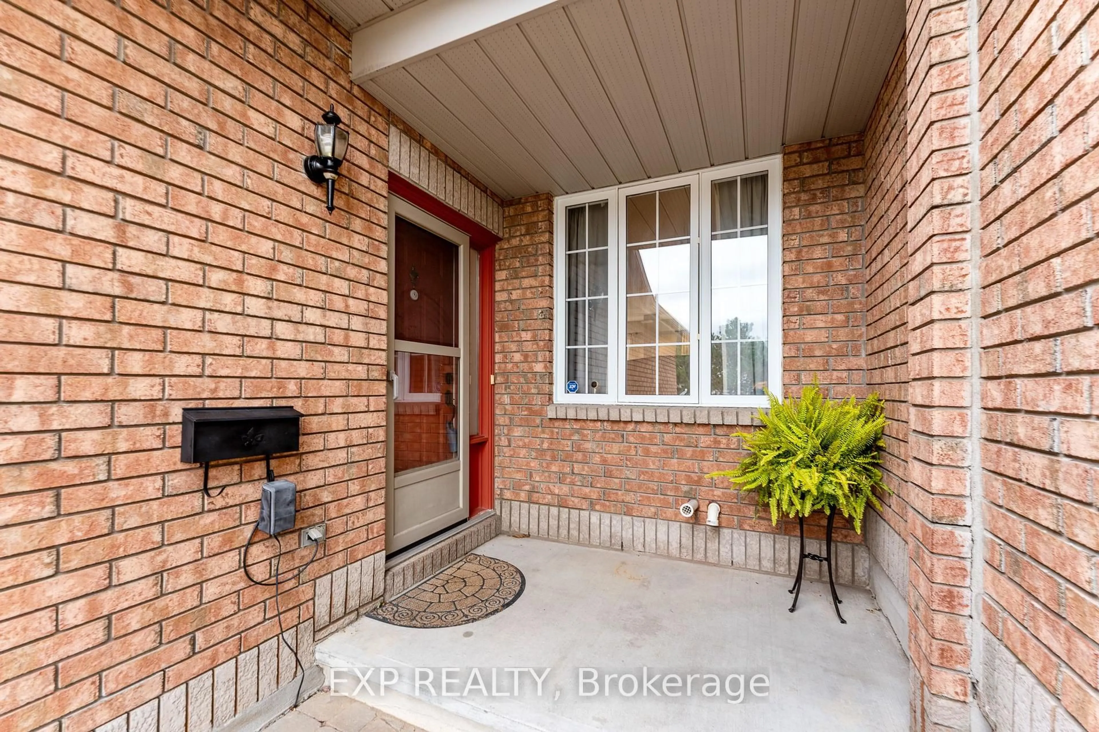 Indoor entryway for 14 Drumso St, Ottawa Ontario K1T 3Y2