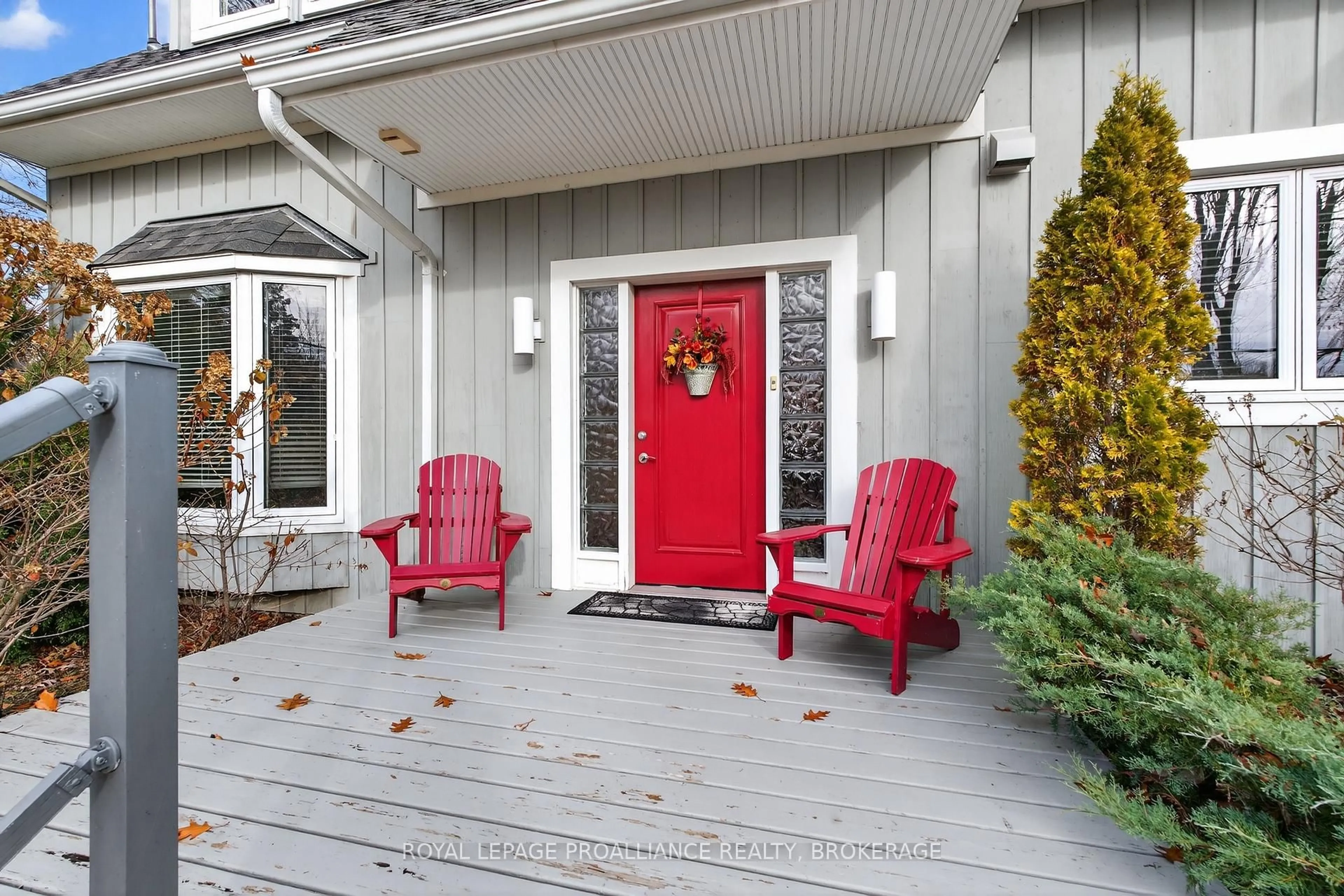 Indoor entryway for 1682 Jackson Blvd, Kingston Ontario K7L 4V1