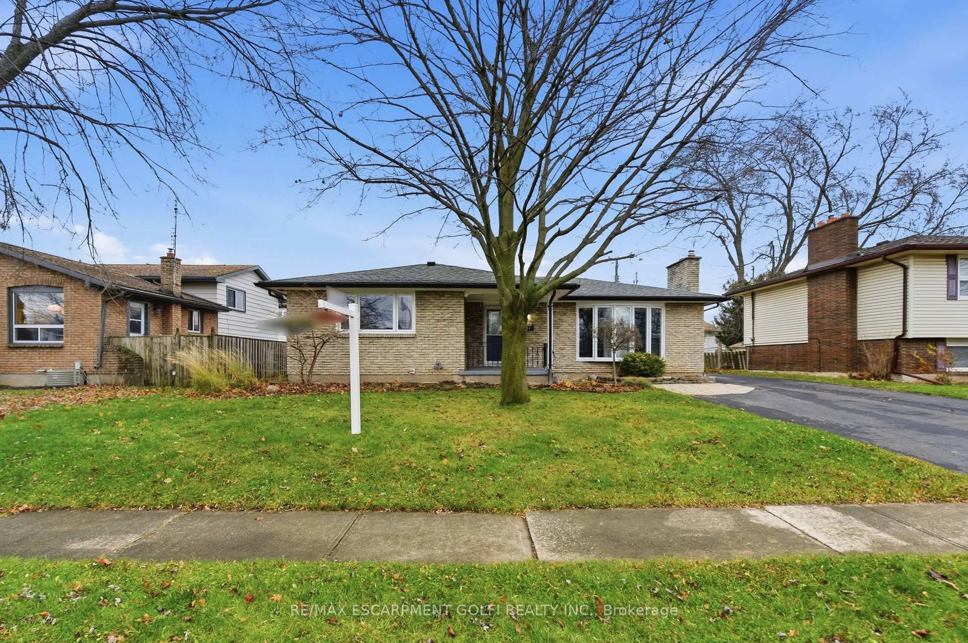 Home with vinyl exterior material, street for 22 Colonial St, Welland Ontario L3C 5W5