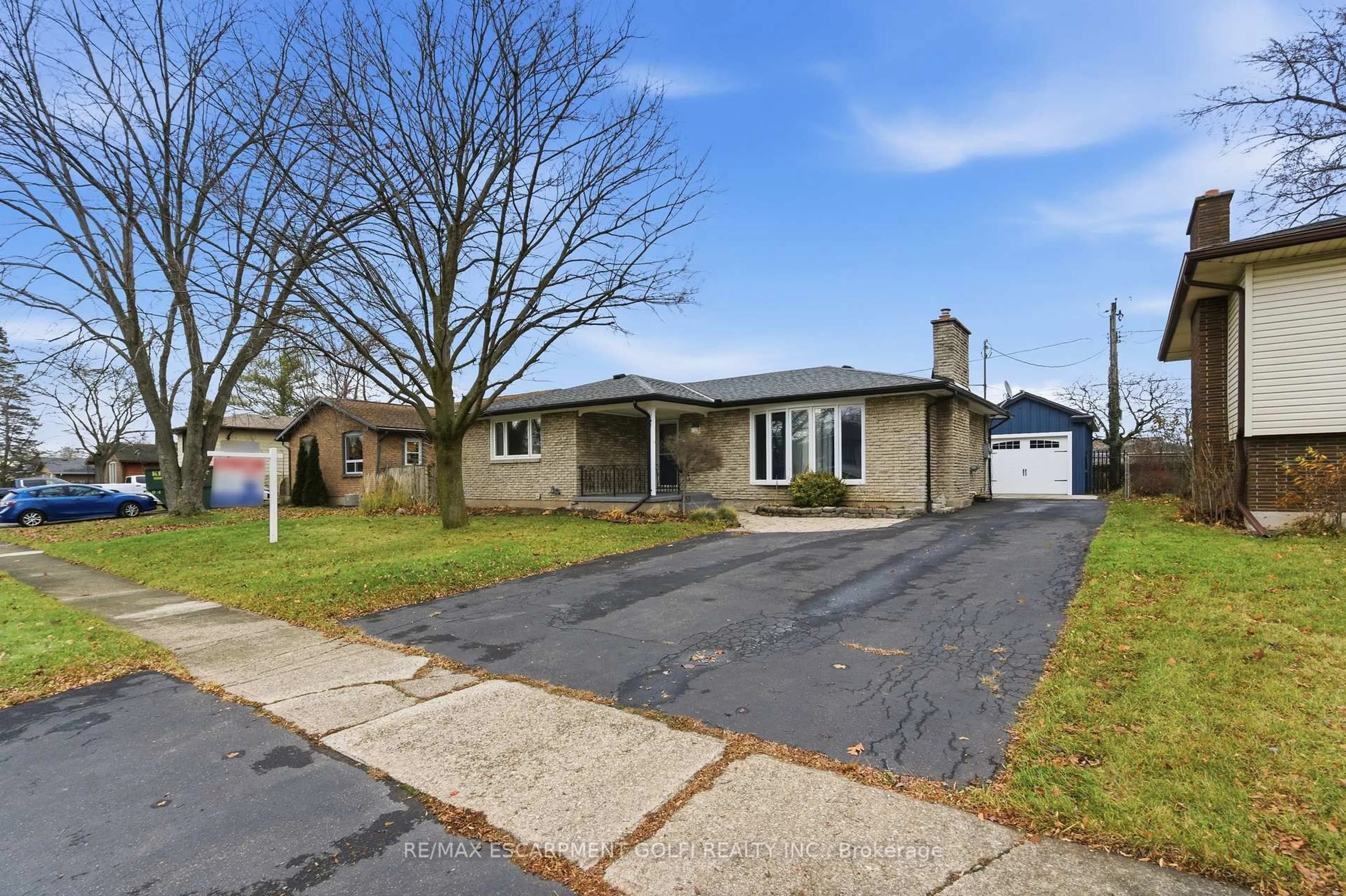 A pic from outside/outdoor area/front of a property/back of a property/a pic from drone, street for 22 Colonial St, Welland Ontario L3C 5W5
