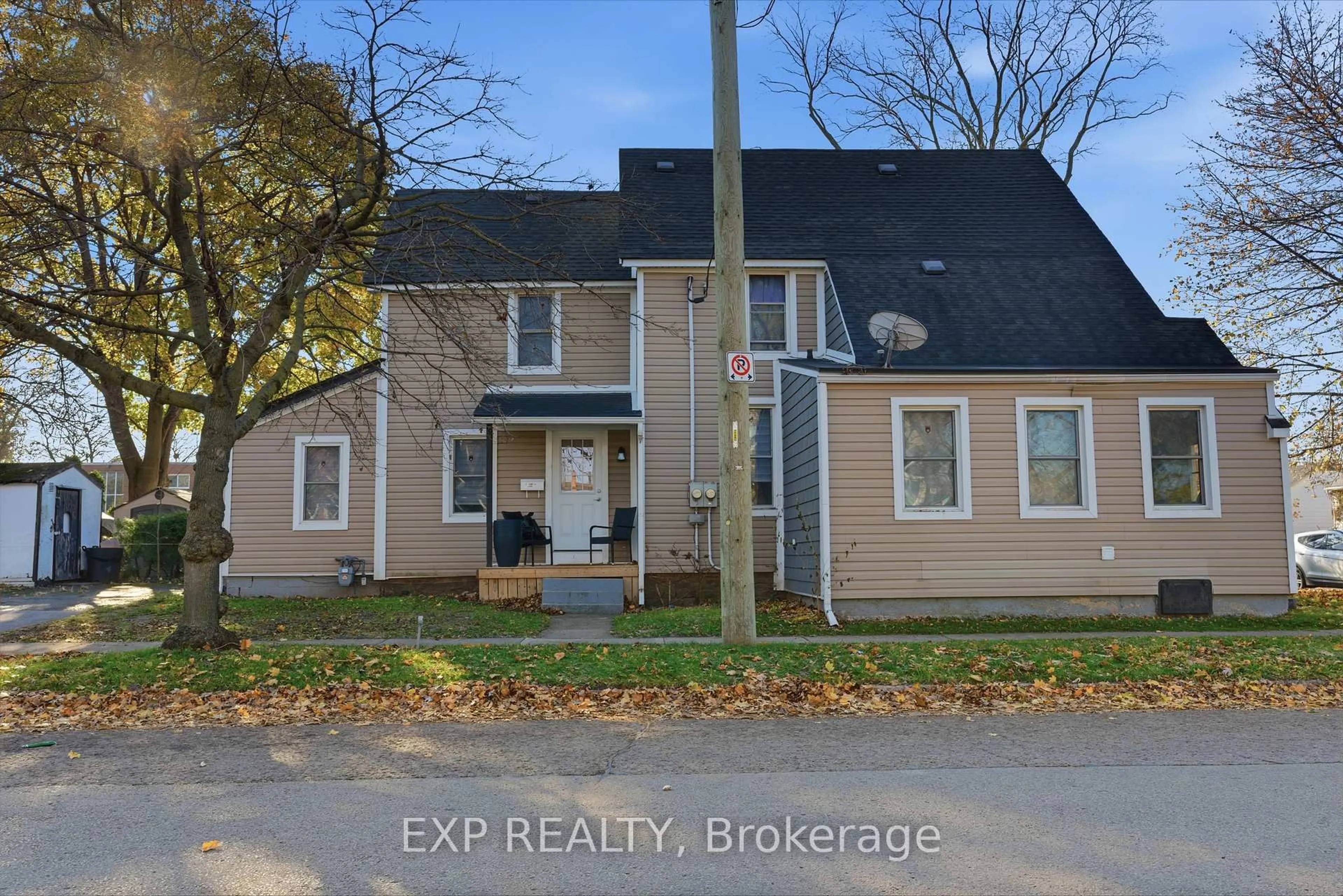 A pic from outside/outdoor area/front of a property/back of a property/a pic from drone, street for 20 Henry St, St. Catharines Ontario L2R 5T3