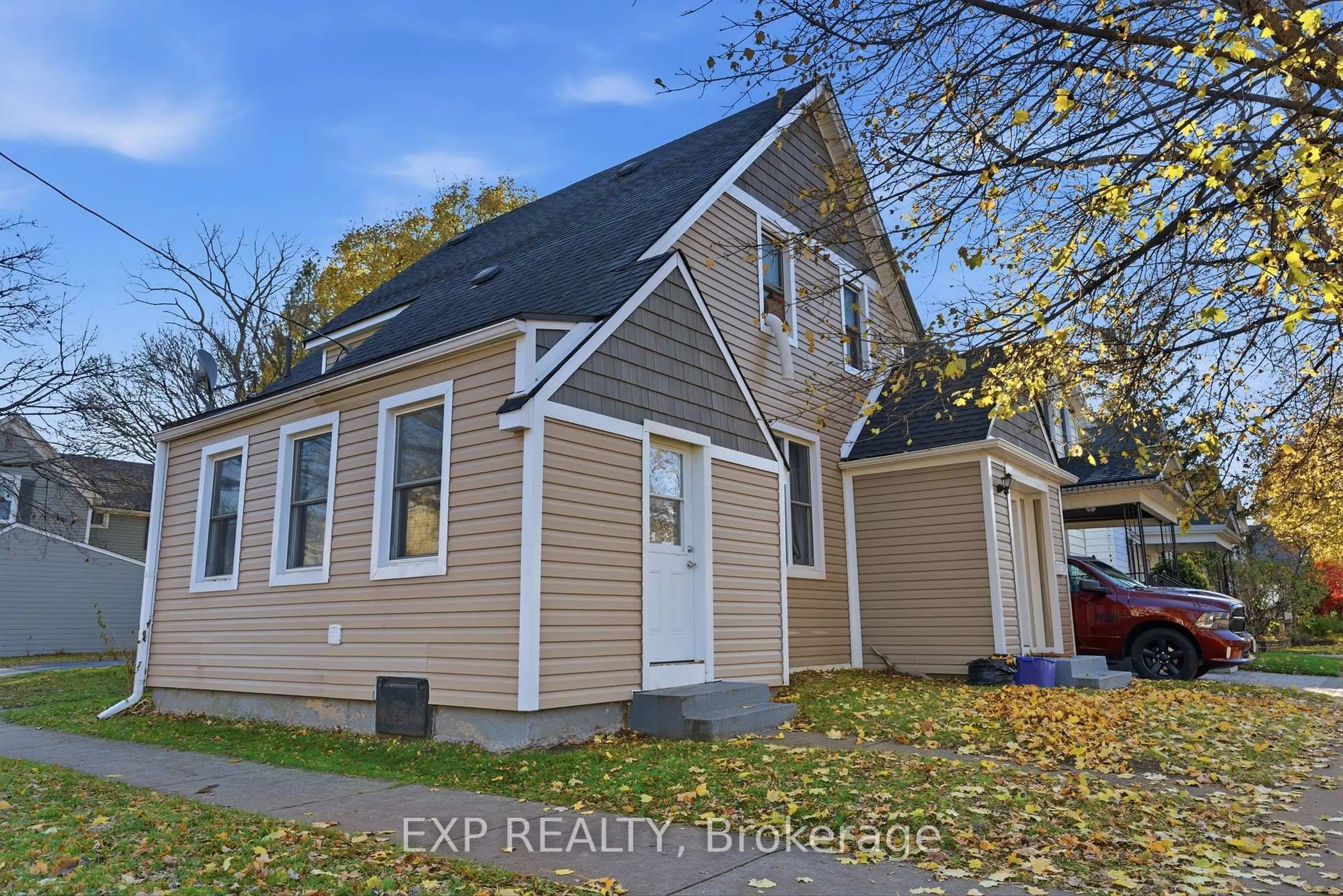 Home with vinyl exterior material, street for 20 Henry St, St. Catharines Ontario L2R 5T3
