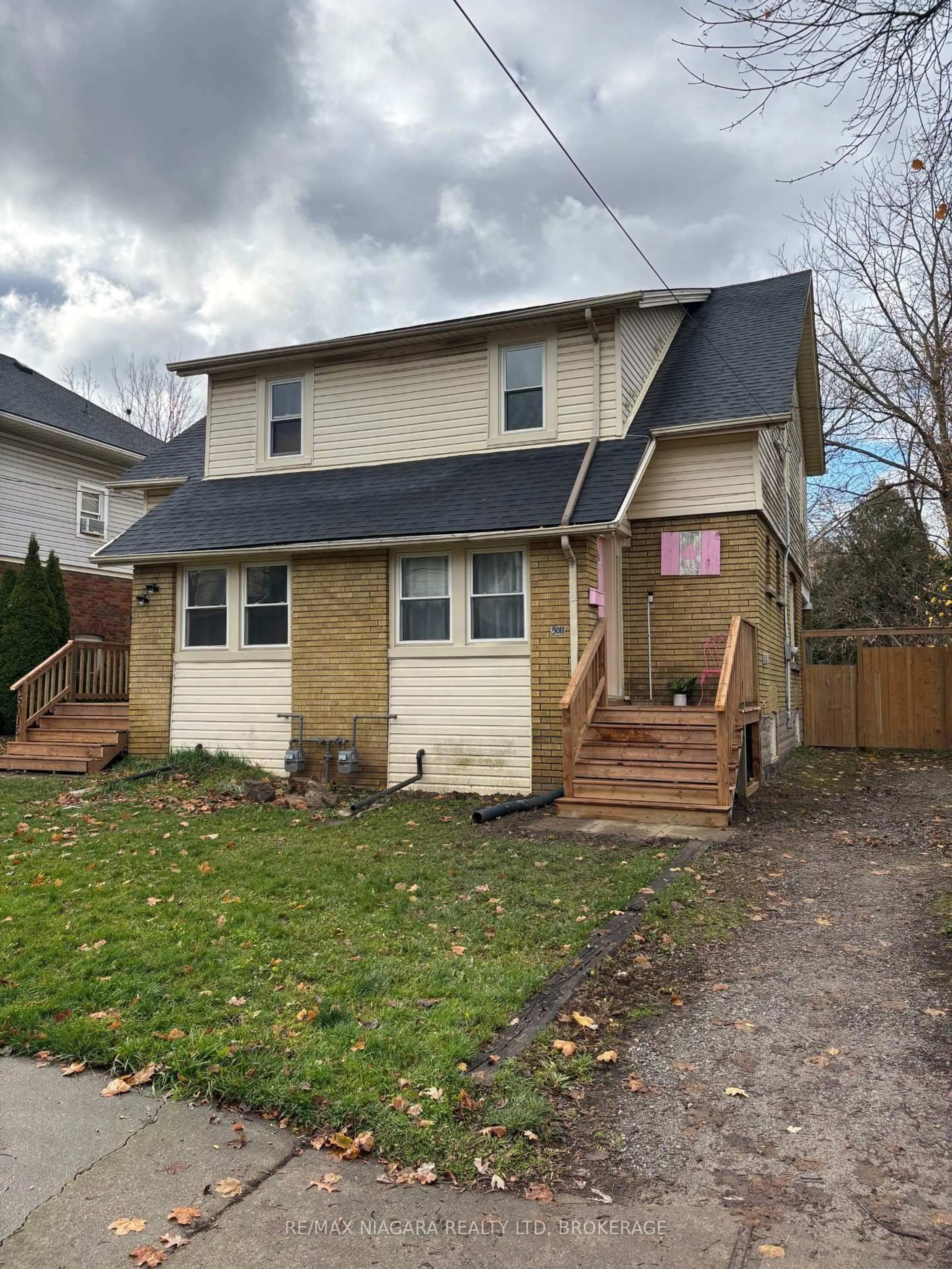 Home with vinyl exterior material, street for 5011 Fifth Ave, Niagara Falls Ontario L2E 4S6