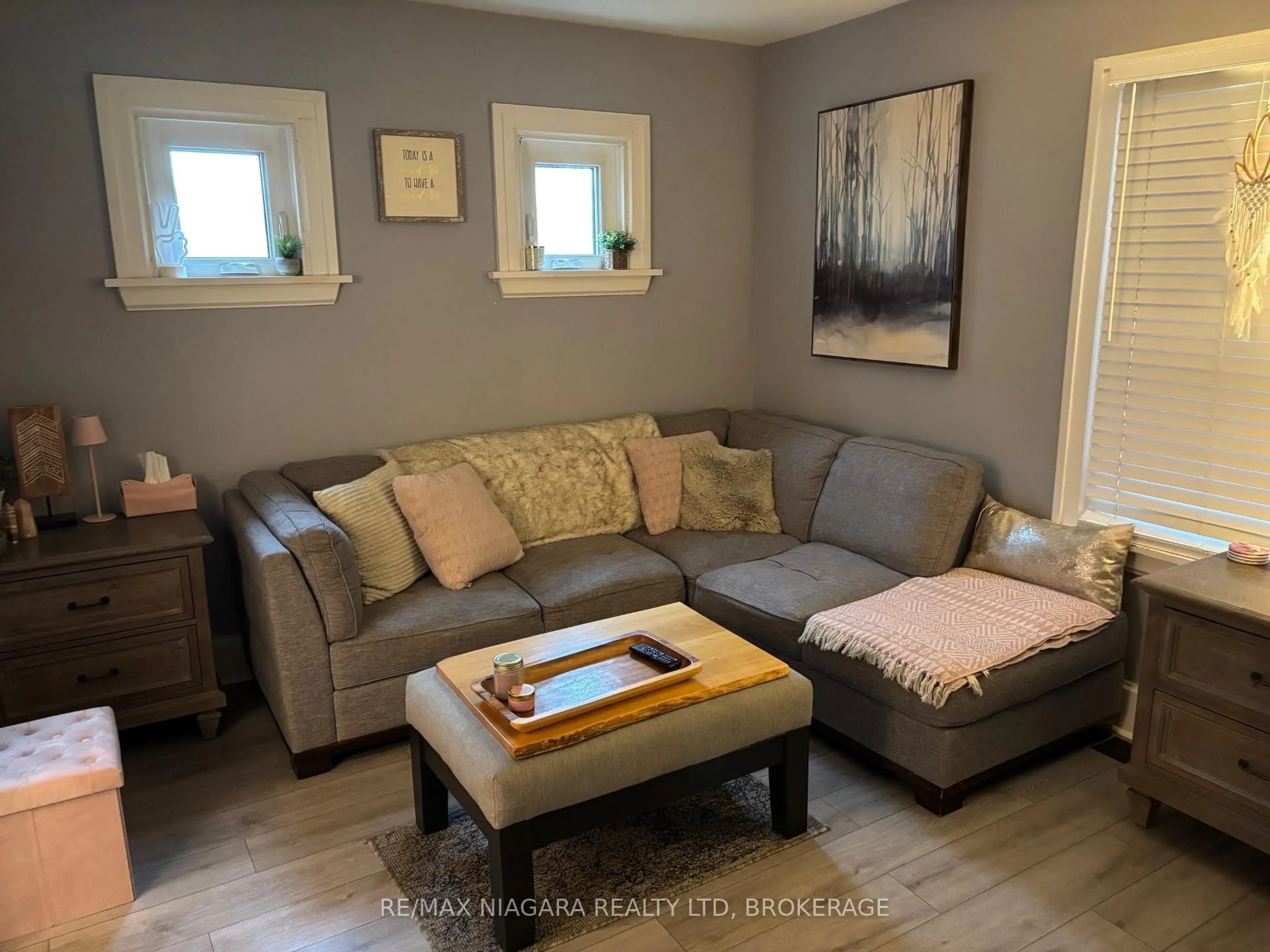 Living room with furniture, wood/laminate floor for 5011 Fifth Ave, Niagara Falls Ontario L2E 4S6