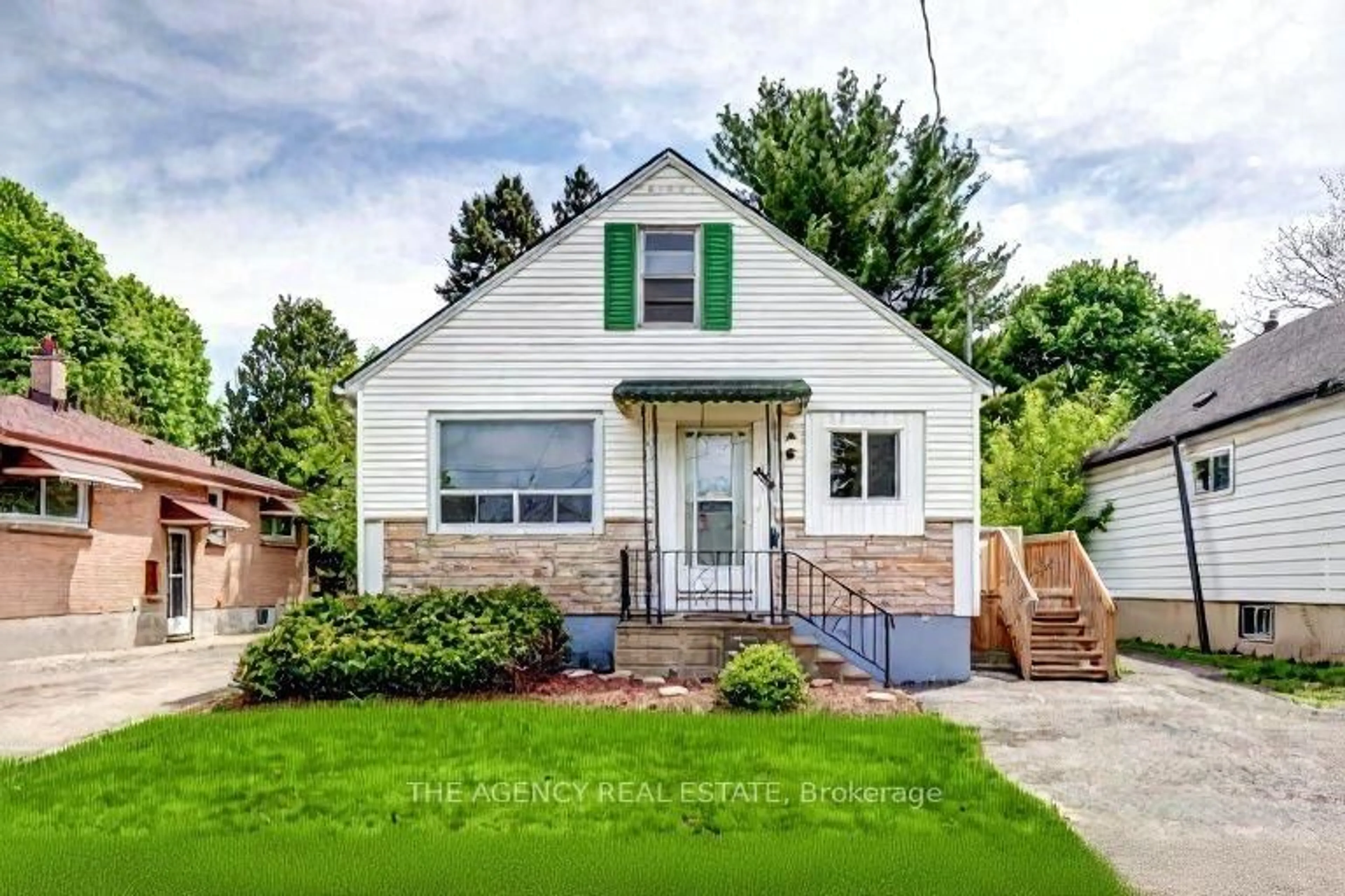 Home with vinyl exterior material, street for 489 Salisbury St, London East Ontario N5Y 3B4