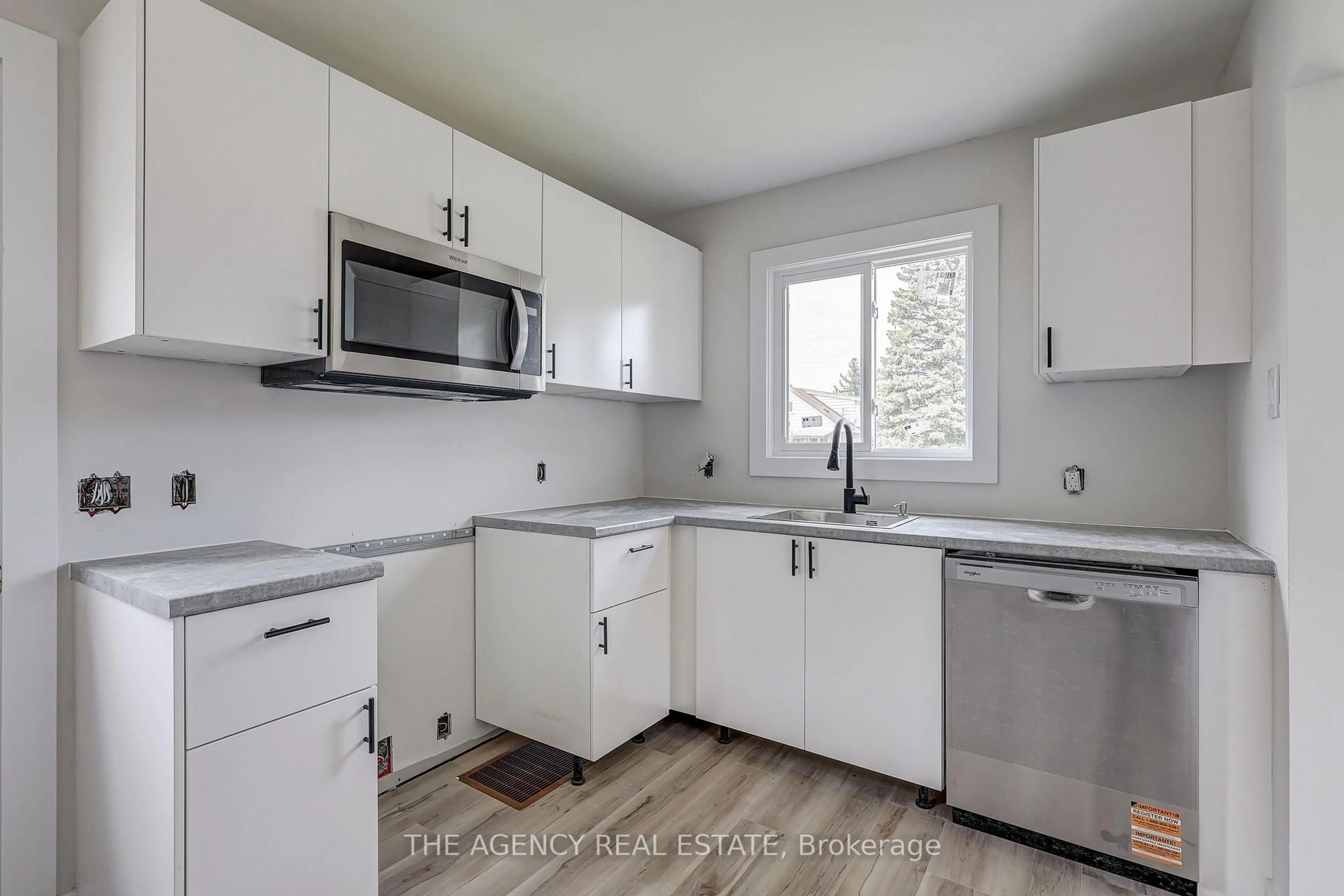 Standard kitchen, unknown for 489 Salisbury St, London East Ontario N5Y 3B4