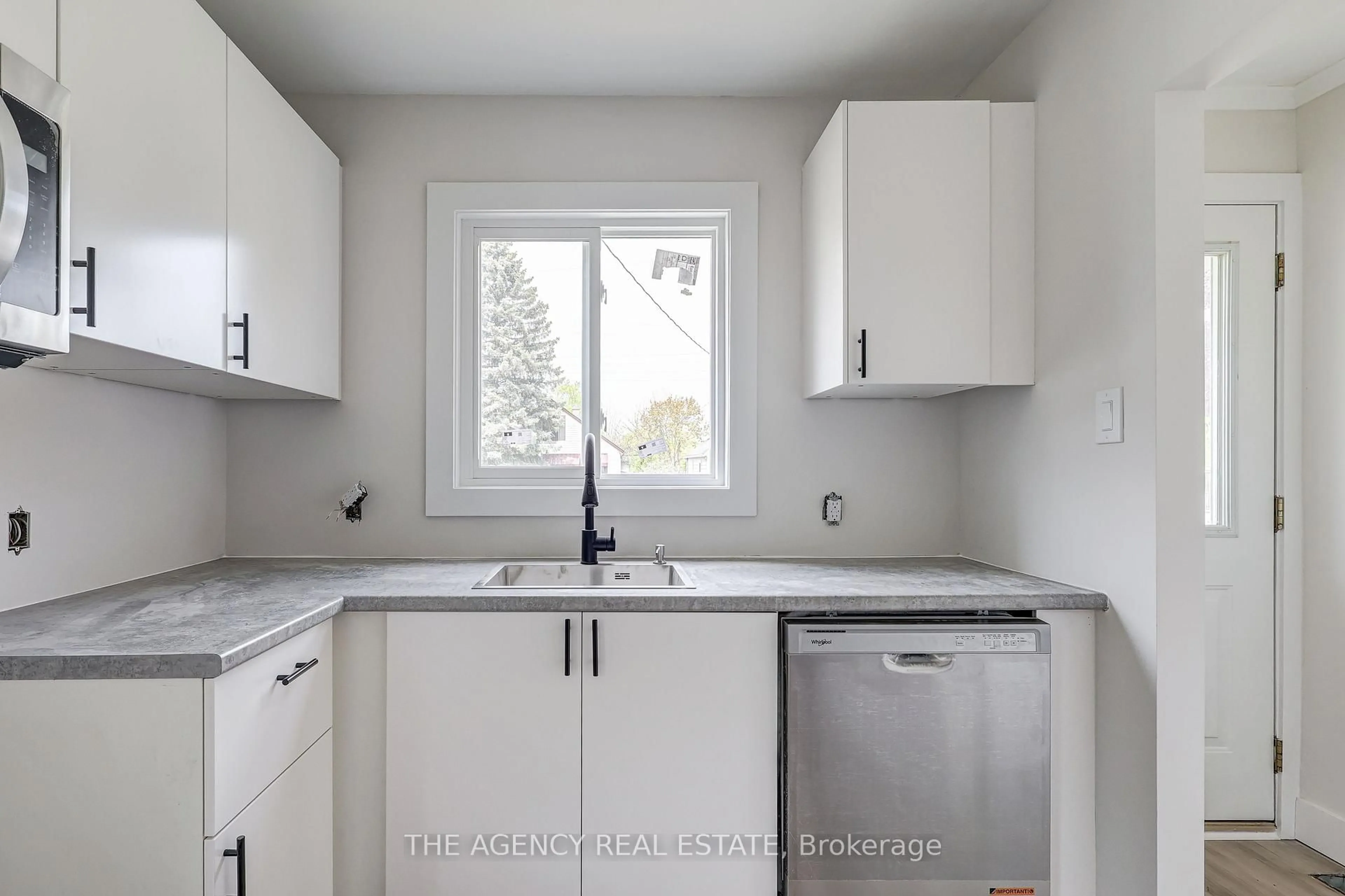 Standard kitchen, ceramic/tile floor for 489 Salisbury St, London East Ontario N5Y 3B4