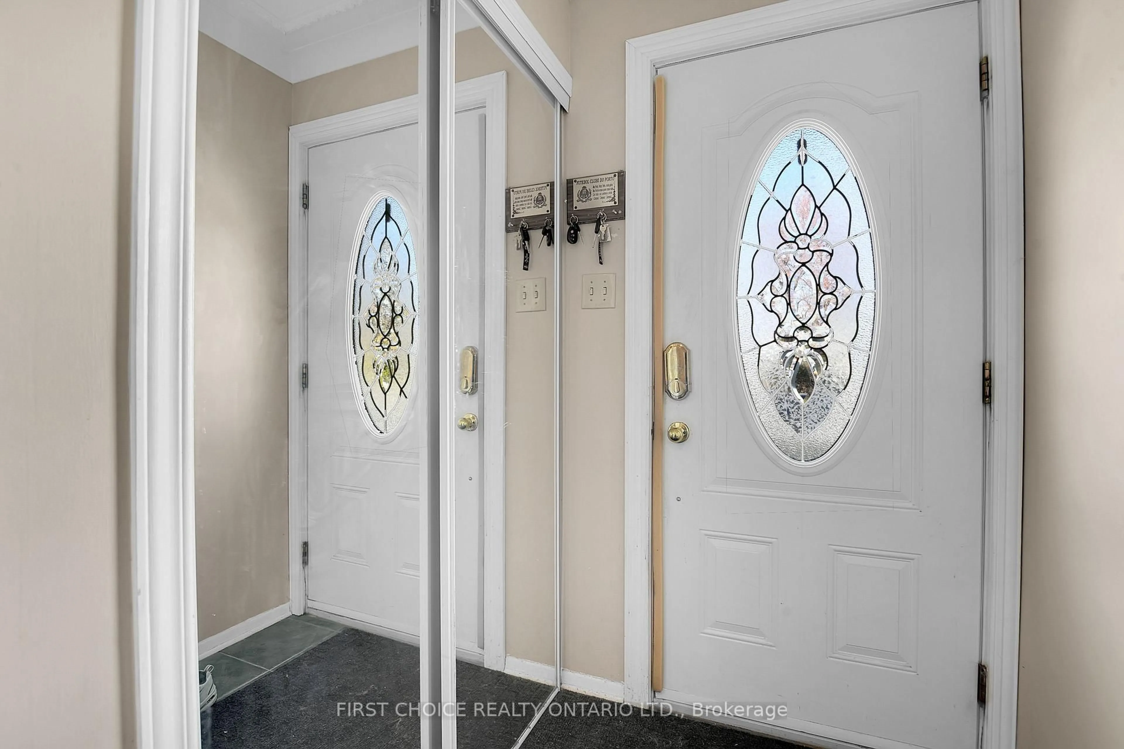 Indoor entryway for 22 Meadowlands Dr, Ottawa Ontario K2G 2R4