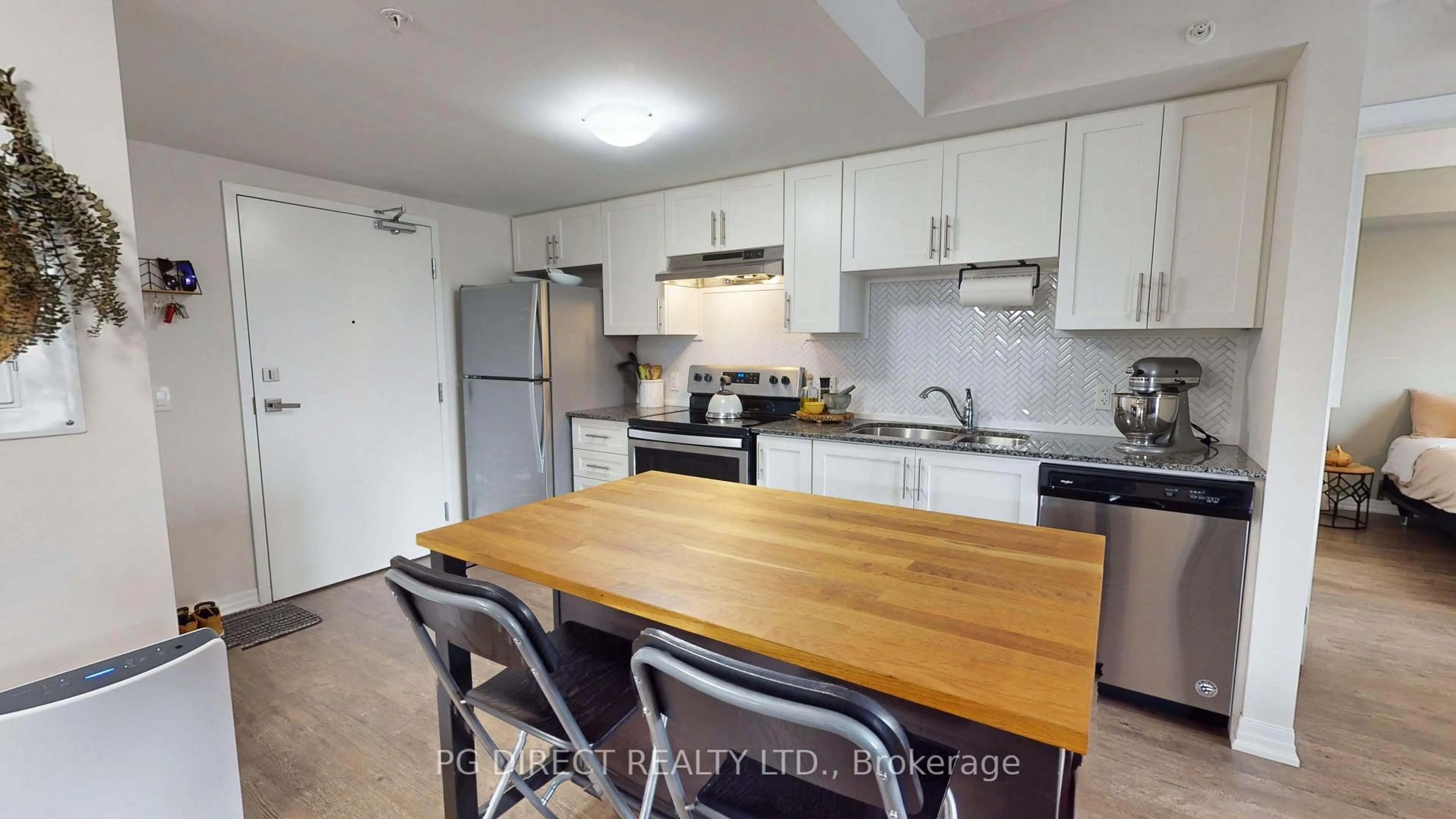 Standard kitchen, wood/laminate floor for 104 Summit Ridge Dr #105, Guelph Ontario N1E 0R5