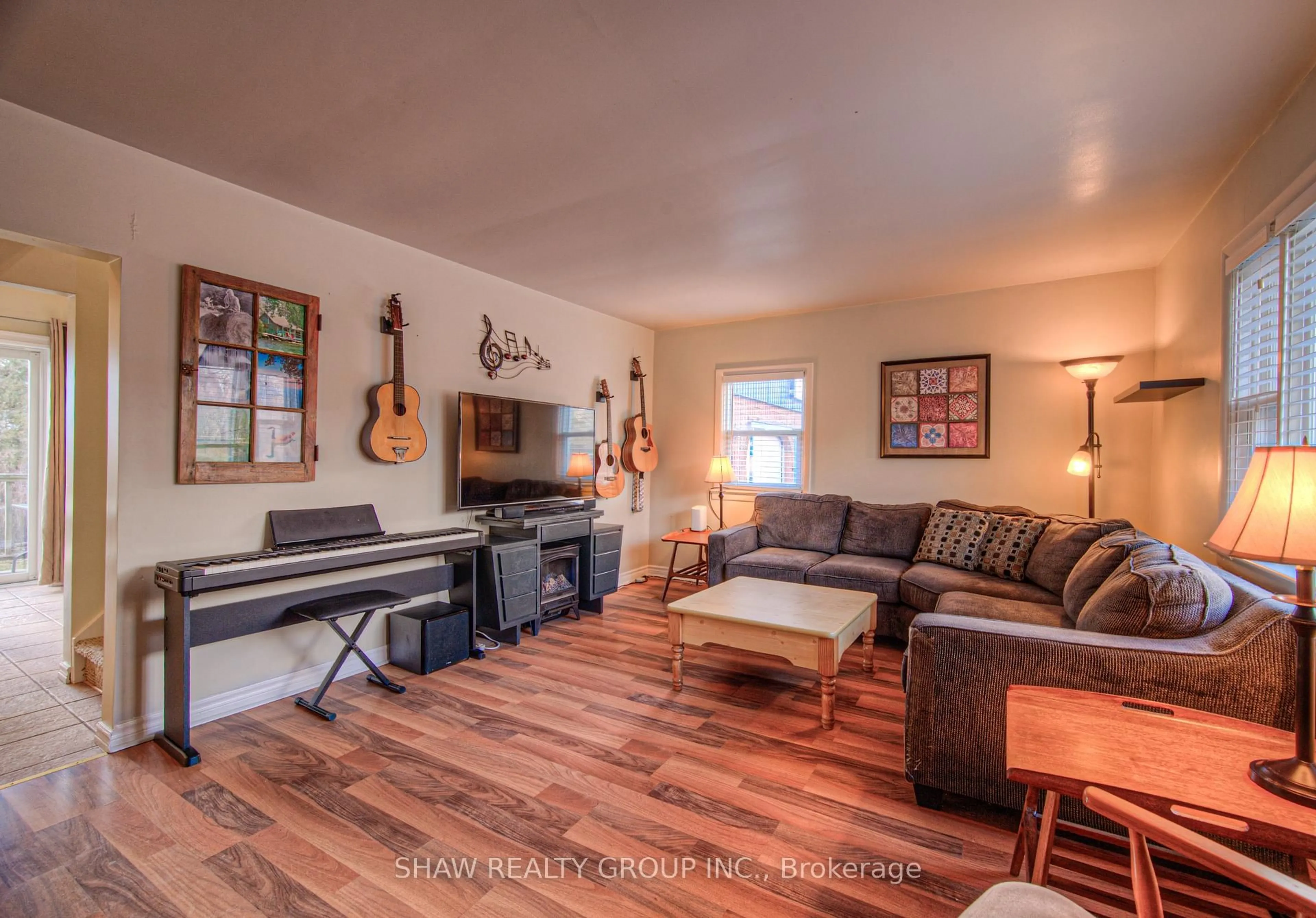 Living room with furniture, wood/laminate floor for 44 Jaffray St, Cambridge Ontario N1R 3H9