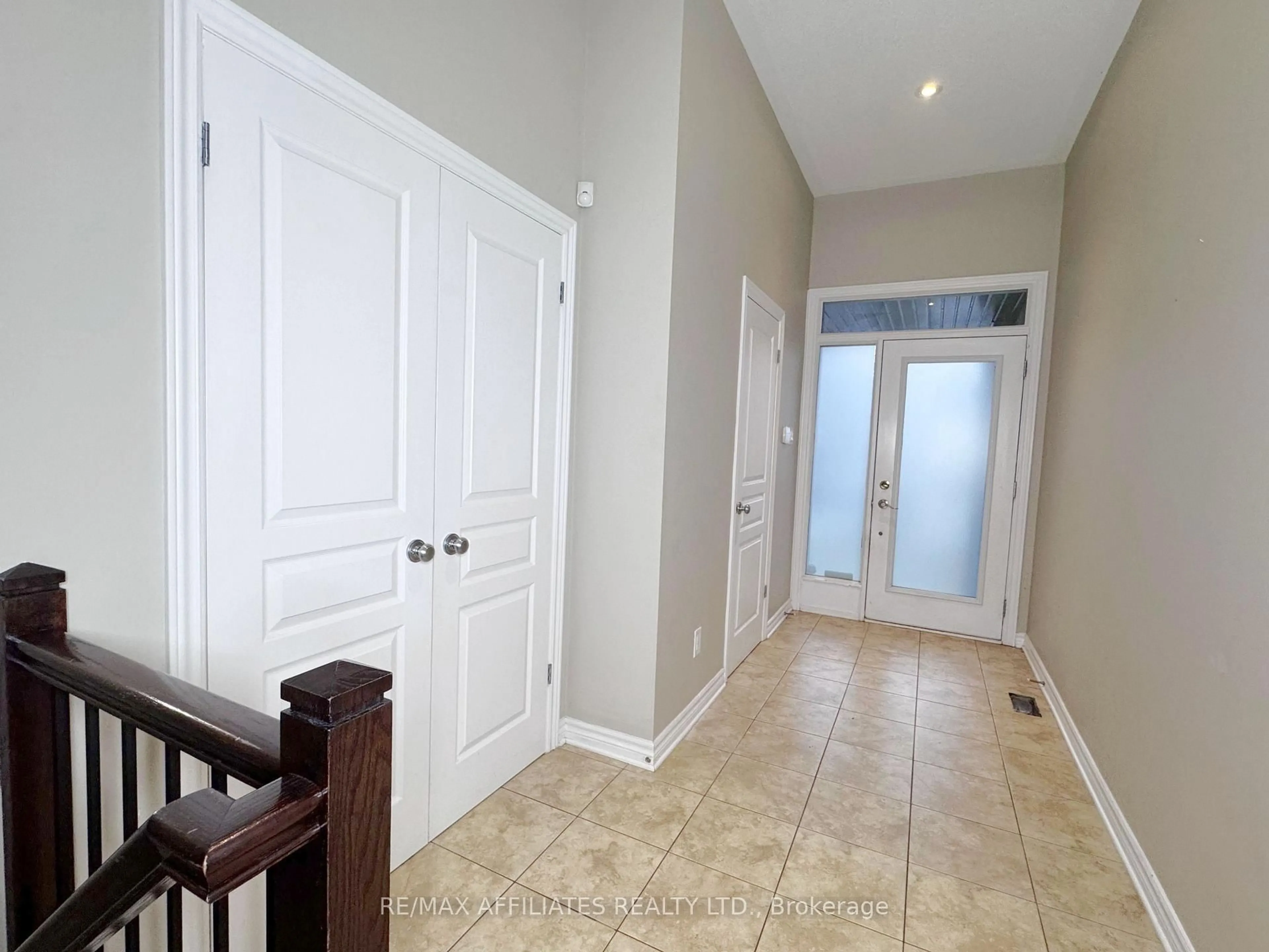 Indoor entryway for 232 Cooks Mill Cres, Ottawa Ontario K1V 2N1