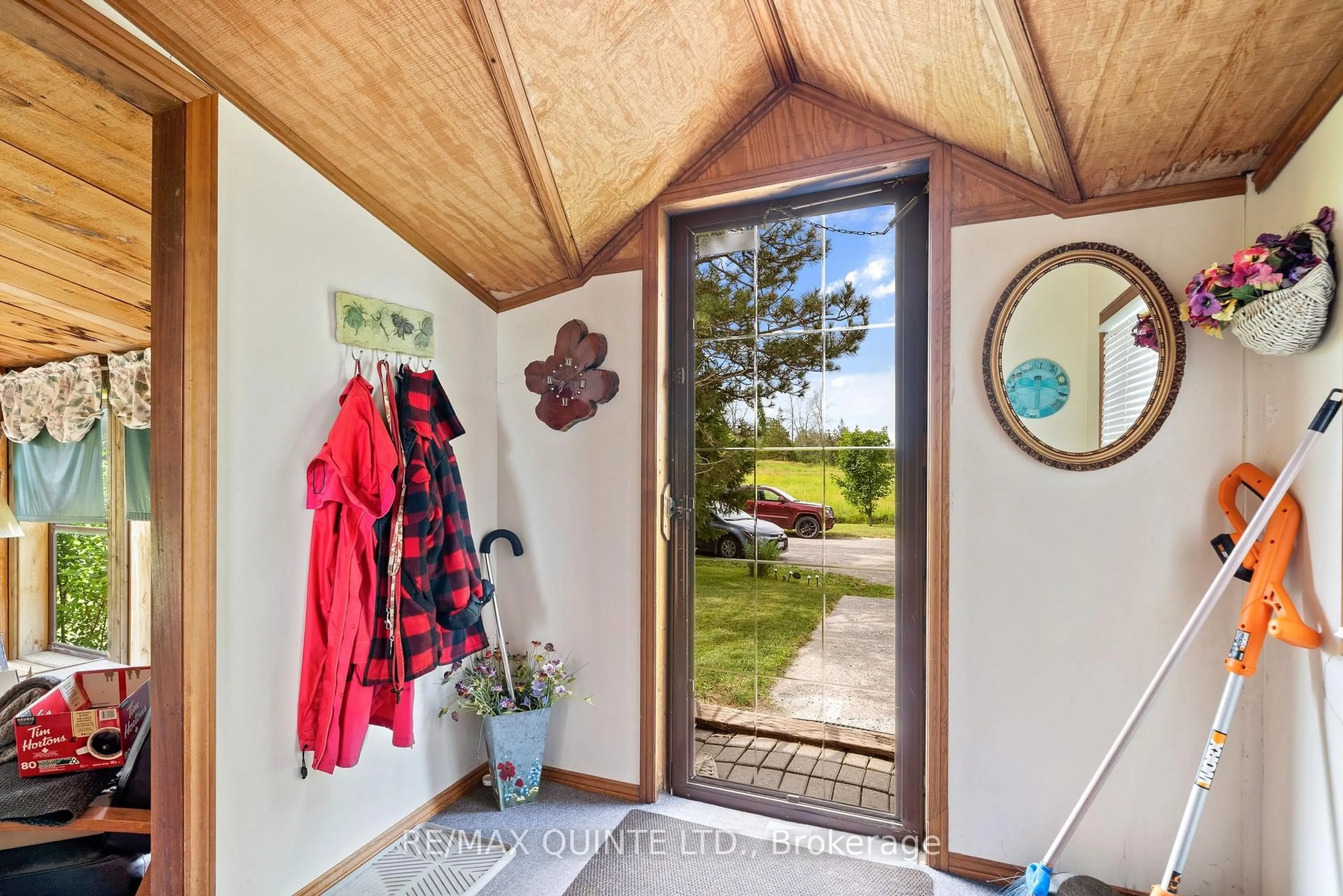 Indoor entryway for 595 ELMBROOK Rd, Prince Edward County Ontario K0K 2T0