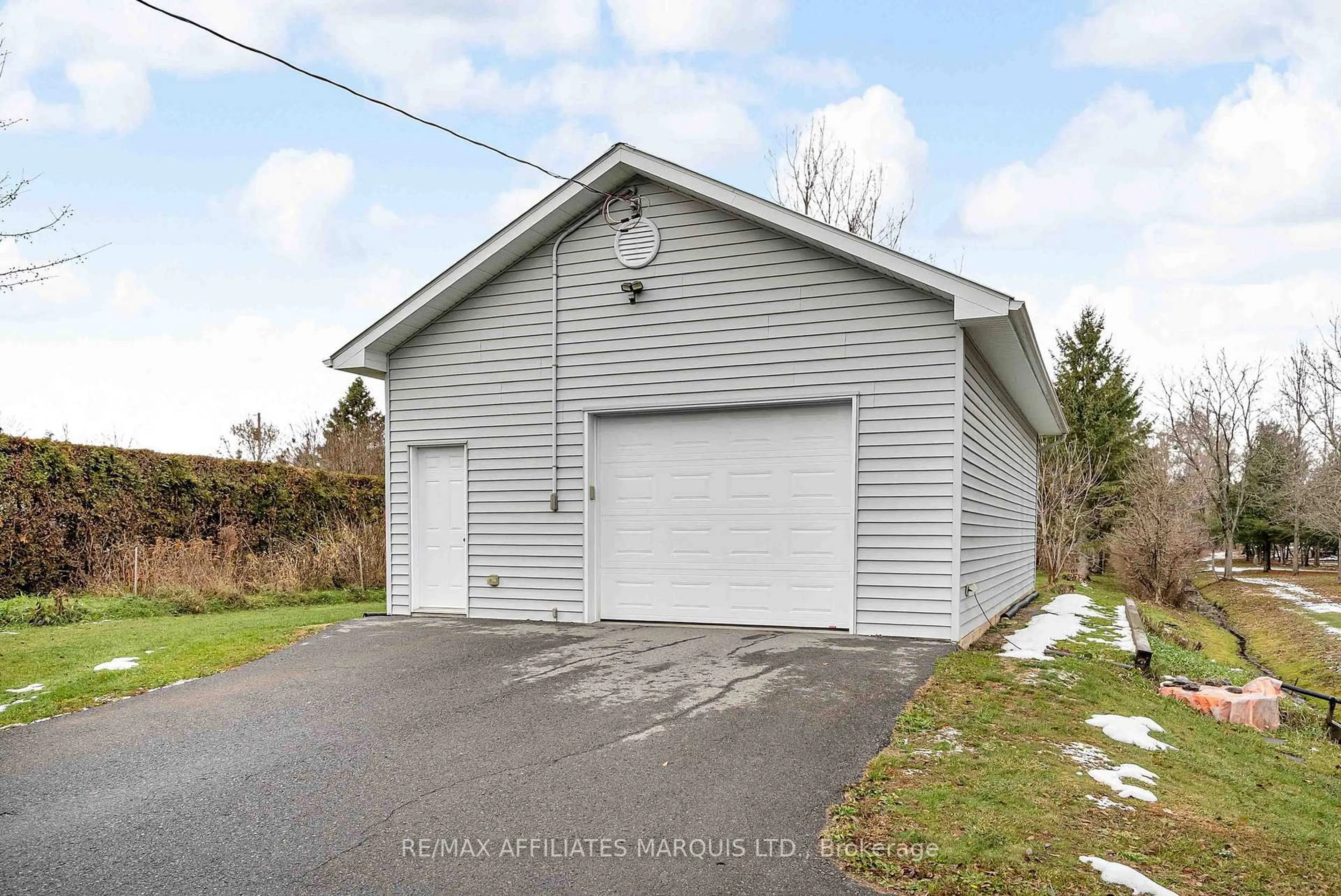 Indoor garage for 17439 County Rd 18 Rd, South Stormont Ontario K0C 2A0