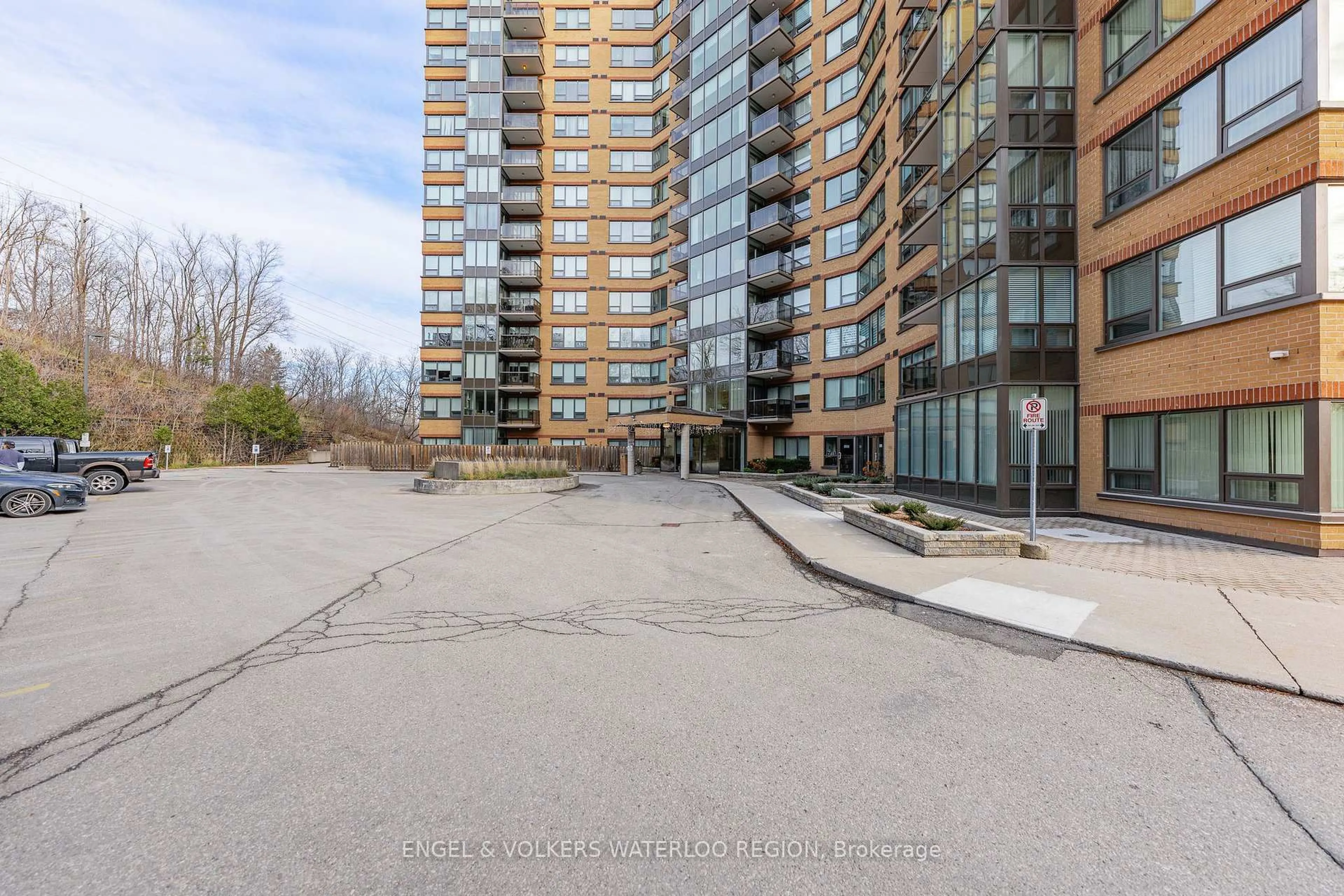 A pic from outside/outdoor area/front of a property/back of a property/a pic from drone, unknown for 237 King St #810, Cambridge Ontario N3H 5L2